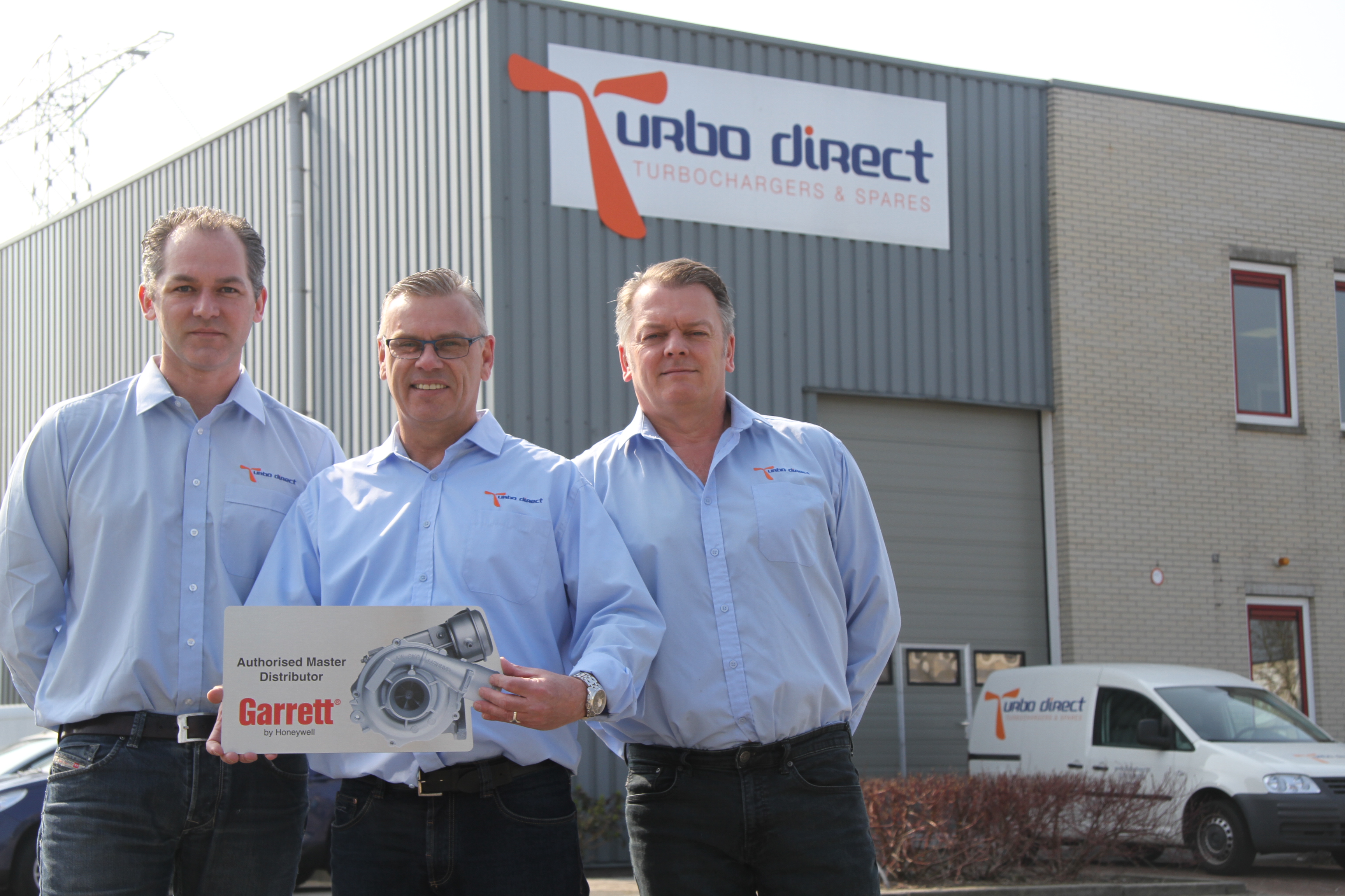 De mannen van Turbo Direct (van links nar rechts Bas Pappot, Erwin Visser en Frans Wiegmans) zijn trots op het verkregen Master Distributieschap van Garrett.