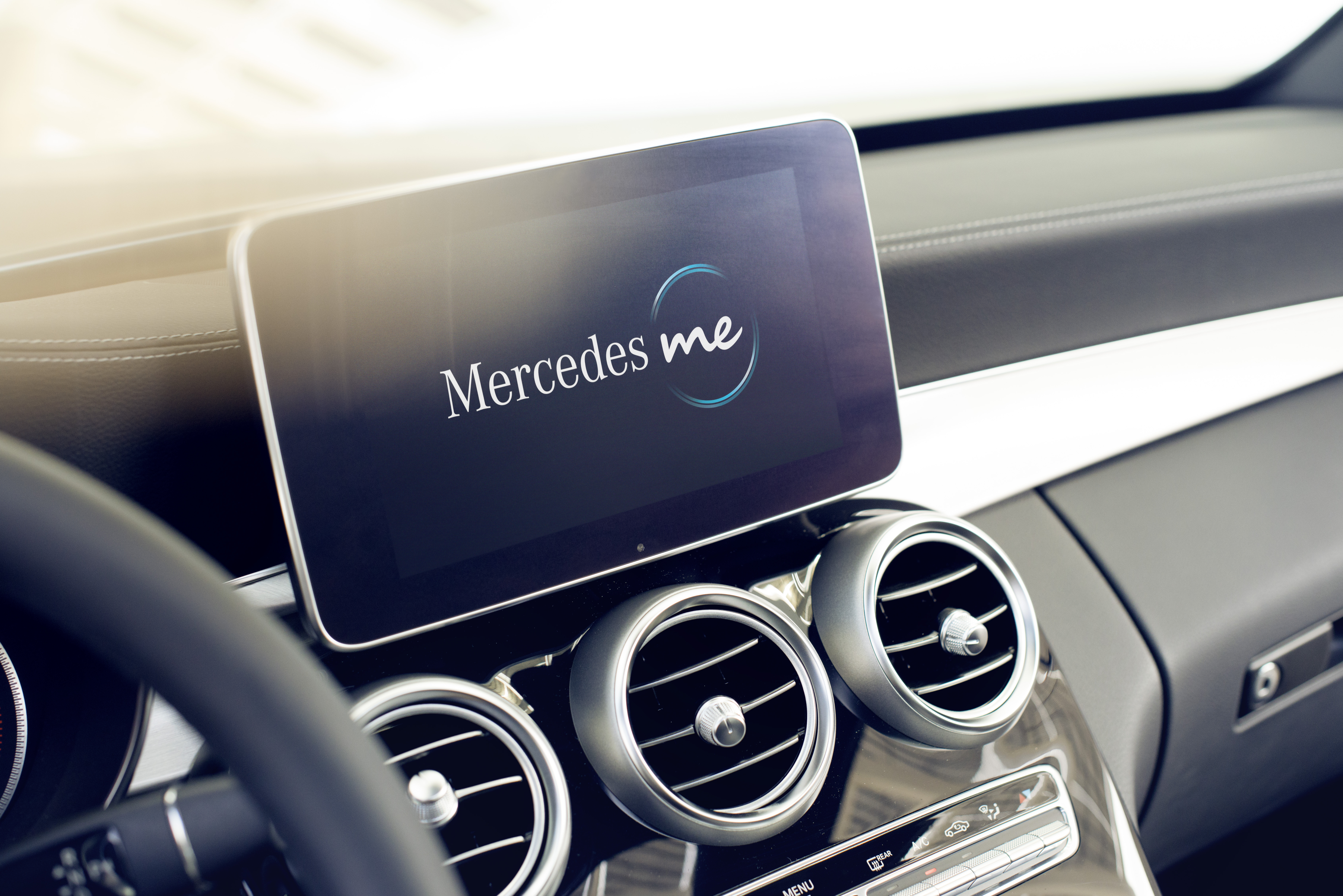 Een soort tablet op het dashboard van alle nieuwe Mercedes modellen symboliseert de online-auto. Hoe lang nog voordat er geen andere meer zijn?
