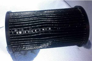 Een flink vervuilt brandstoffilter als gevolg van een defecte tamdempomp. Die haalde daardoor het benodigde volume voor acceleratie niet.