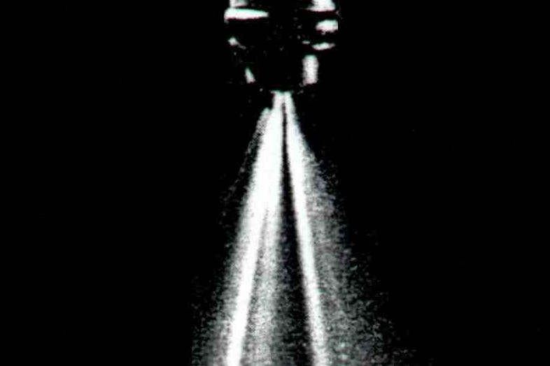 Afzettingen op de injectornaald geven een verstoord inspuitbeeld.