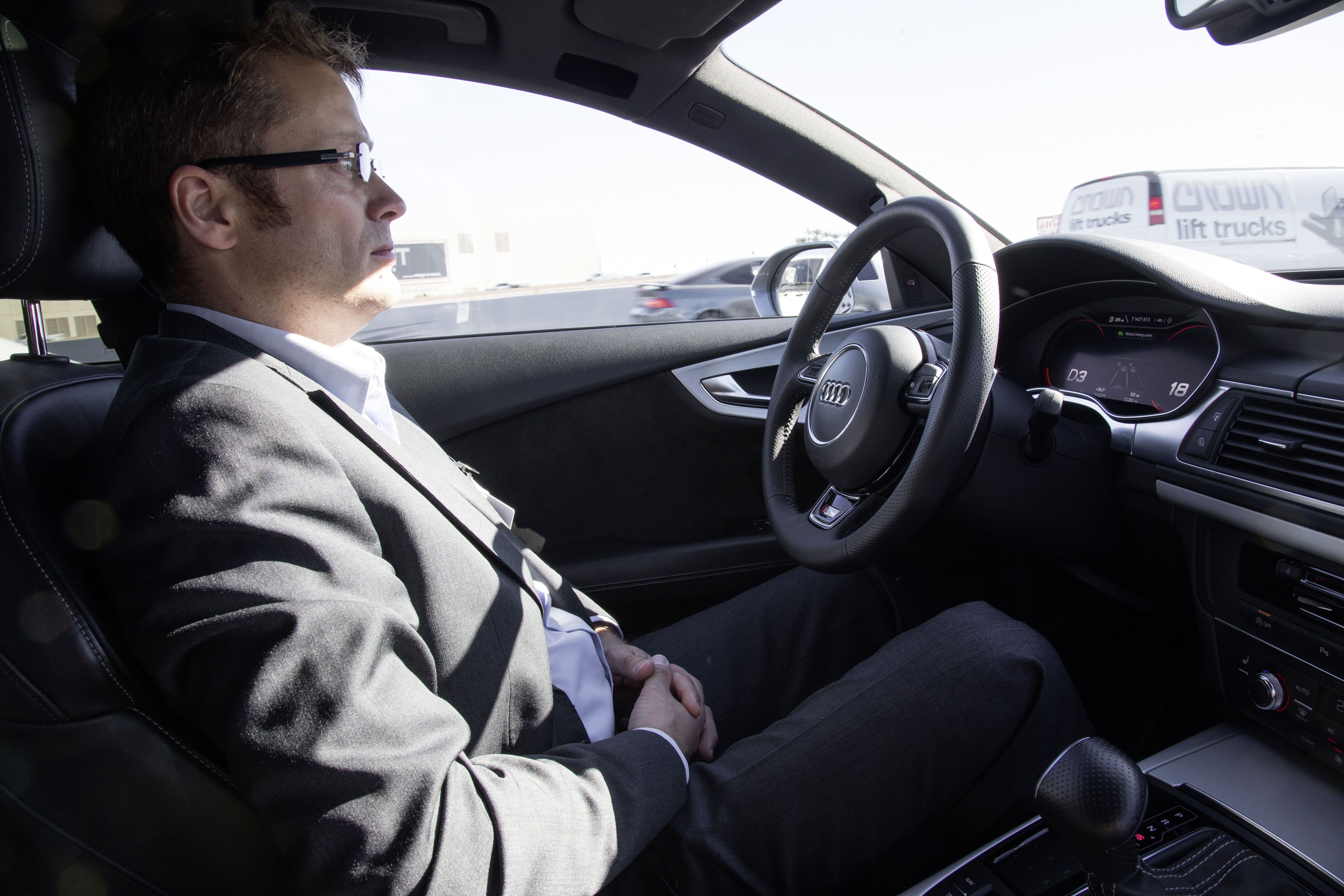 De Duitse verkeersminister Dobrindt (niet op de foto) mocht zich onlangs een rondje laten rijden door de autonome Audi RS7 testauto, die op de snelweg zichzelf kan besturen.