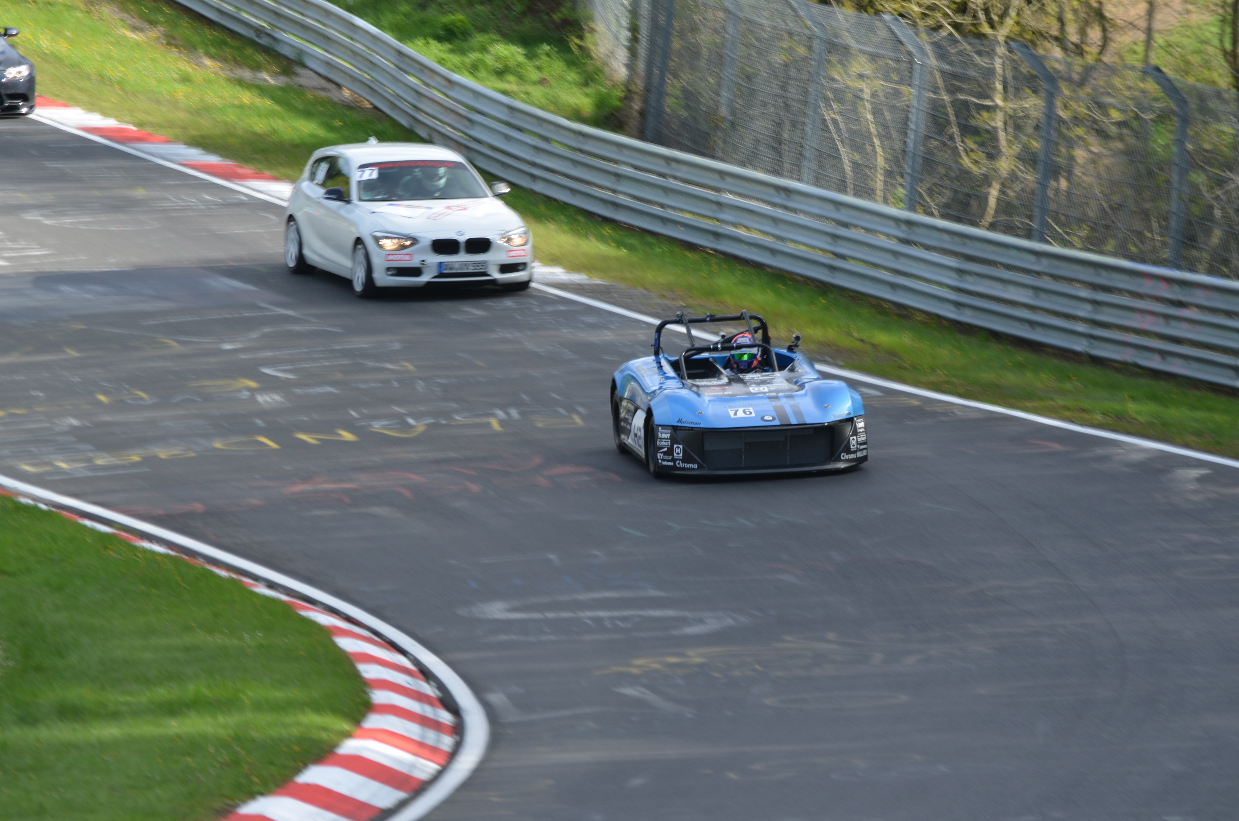 De Forze VI voor het eerst op de Nürburgring met Jan Lammers achter het stuur. 