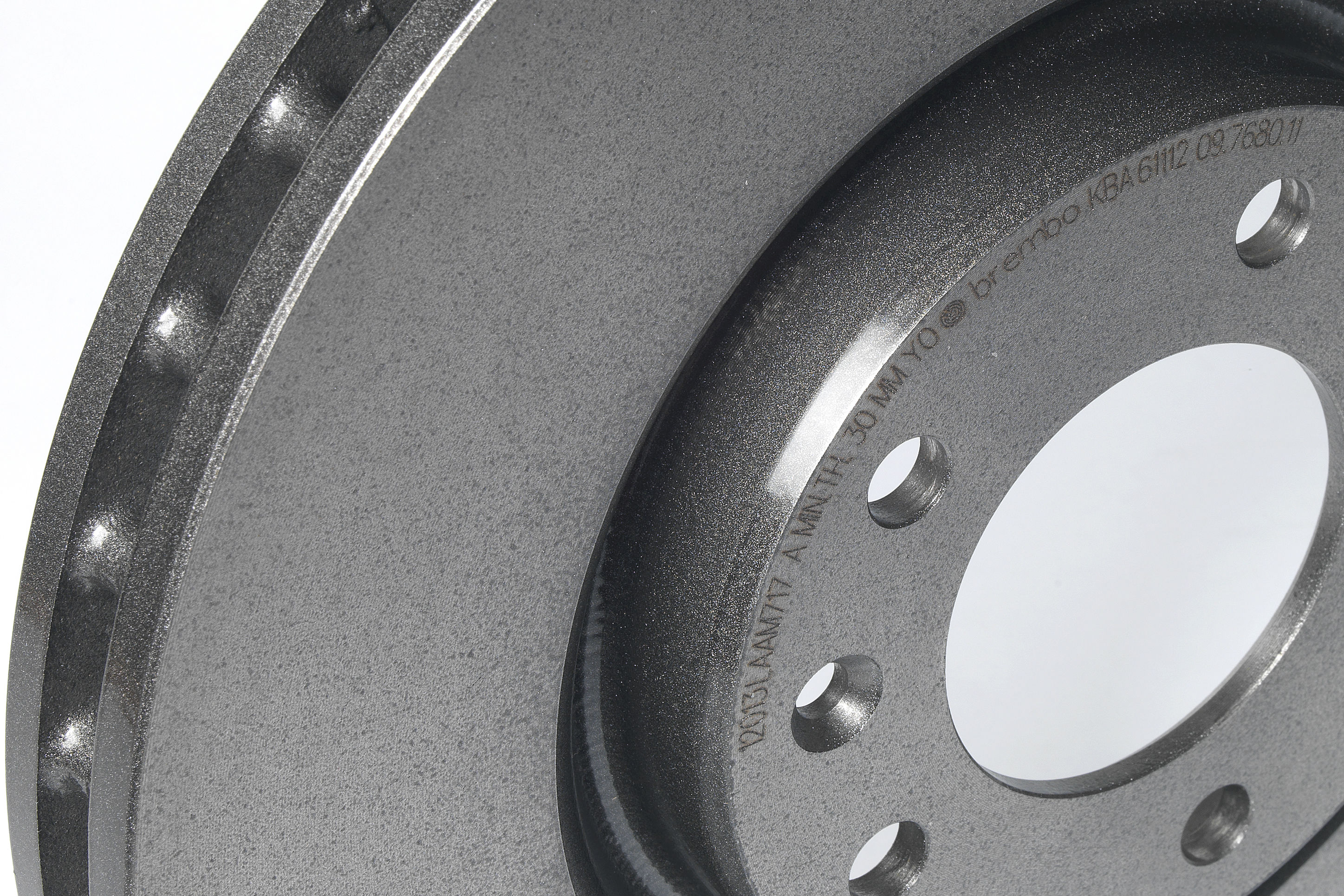 Deze is nieuw. Maar wat als hij straks dunner is dan die ‘MIN TH’ van 30 mm? Staat daar iets over in de APK-regels? 