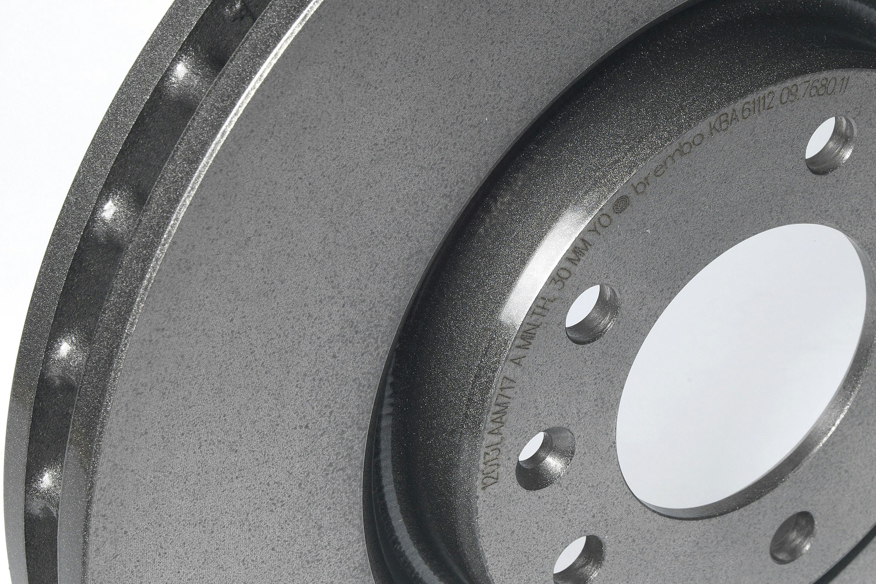 Deze is nieuw. Maar wat als hij straks dunner is dan die ‘MIN TH’ van 30 mm? Staat daar iets over in de APK-regels?