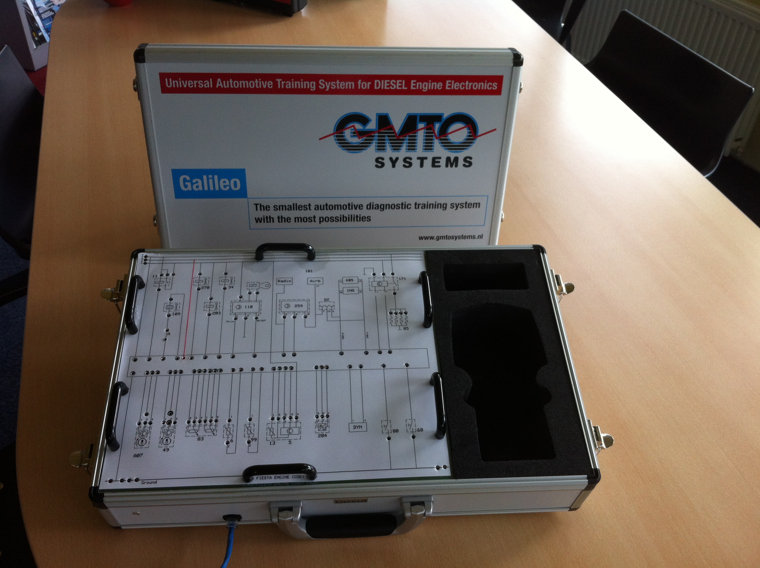 Na de zomer brengt GMTO een nieuw, zeer praktijkgericht trainingssysteem op de markt. Nagenoeg alle autotechnische storingen zijn te simuleren.