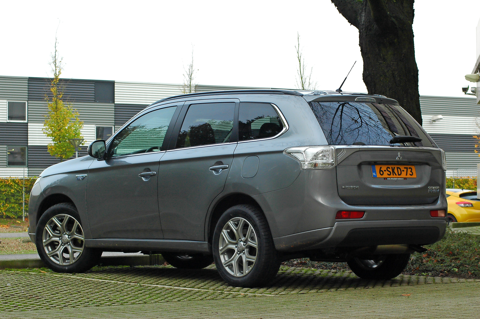 De Mitsubishi Outlander was een leasetopper. Autobedrijven draaiden eind 2013 overuren om alle auto’s op tijd af te leveren. Nu de autobelastingen op de schop gaan wordt het rijden in een PHEV straks een stuk minder interessant.