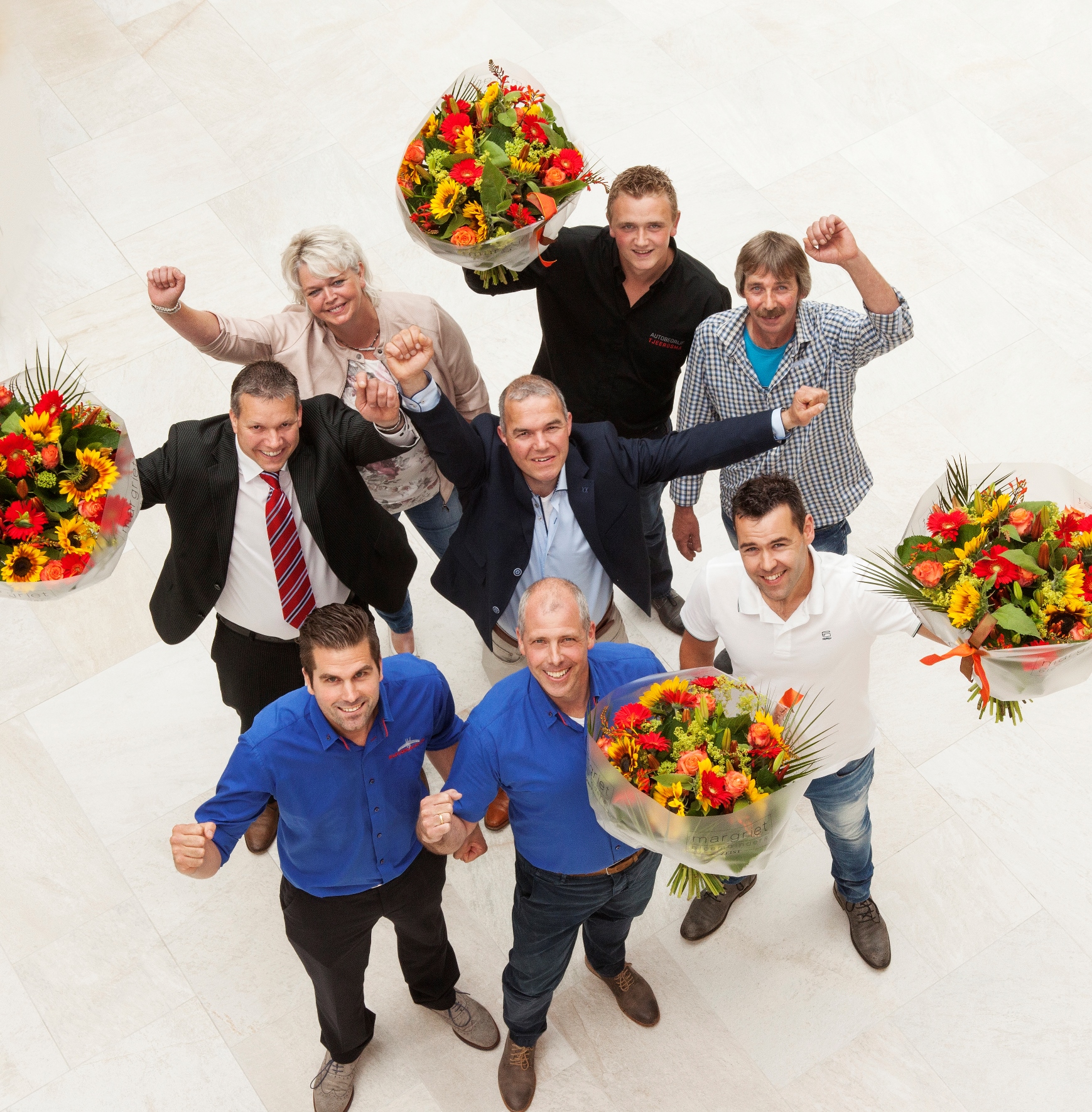 Op de bovenste rij wordt Tjeerd Tjeerdsma geflankeerd door zijn ouders Tina en Henk. Middelste rij van links naar rechts: Jacob en Siert Heinneman (Garage Heinneman), Hans van Geenen (Van Geenen Auto's) en op de onderste rij Jan Kleverlaan en Rik Metselaar (Autobedrijf Kleverlaan).