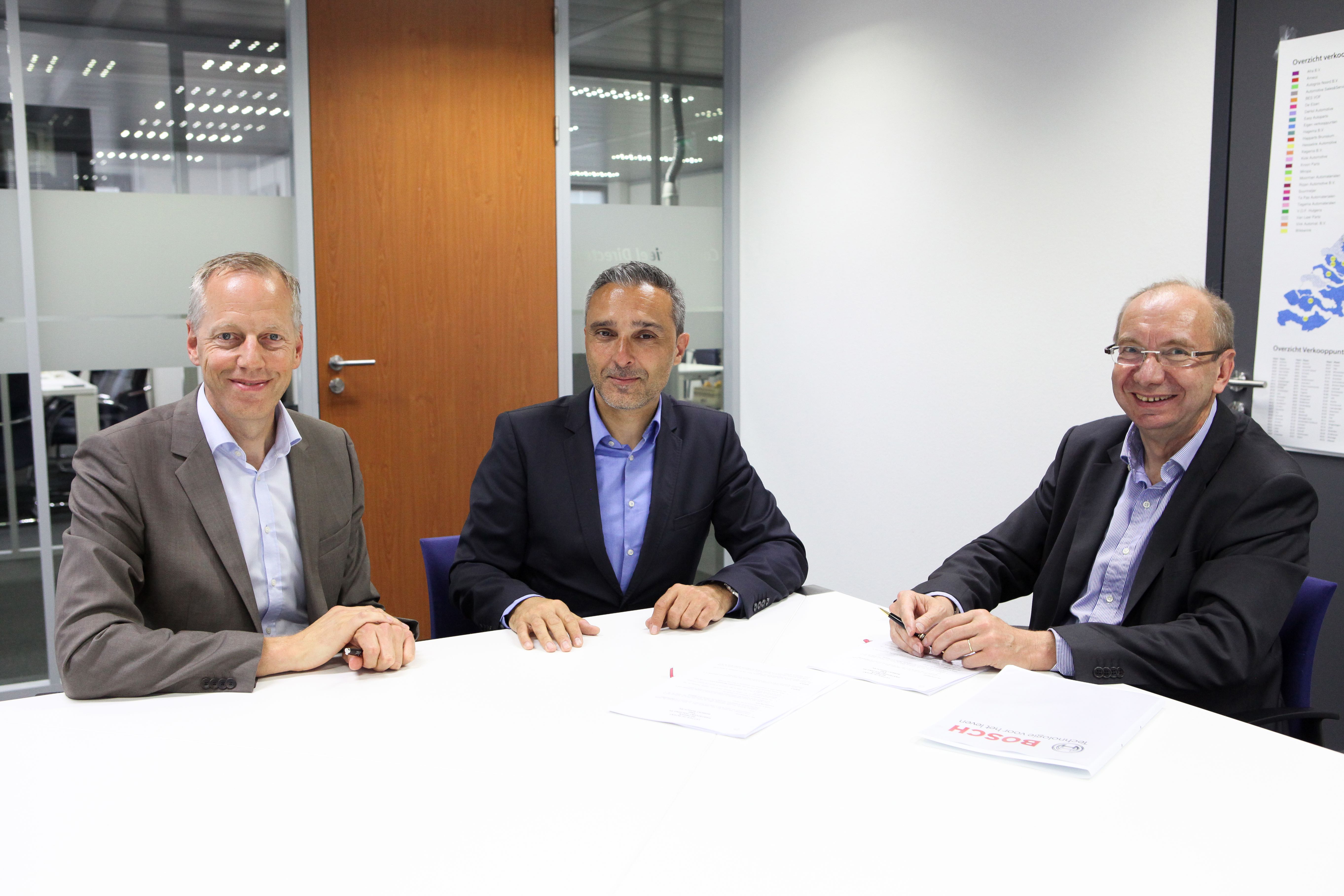 Cor Baltus, ceo PartsPoint Group en Enrico Manuele, vice-president Sales Independent Aftermarket Robert Bosch GmbH en Thierry Leblanc, managing director Bosch Aftermarket France and Benelux.