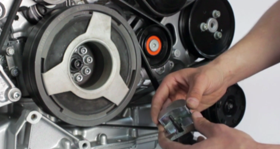 Met het juiste gereedschap monteer je multi-V-stretchriemen zonder beschadigingen.