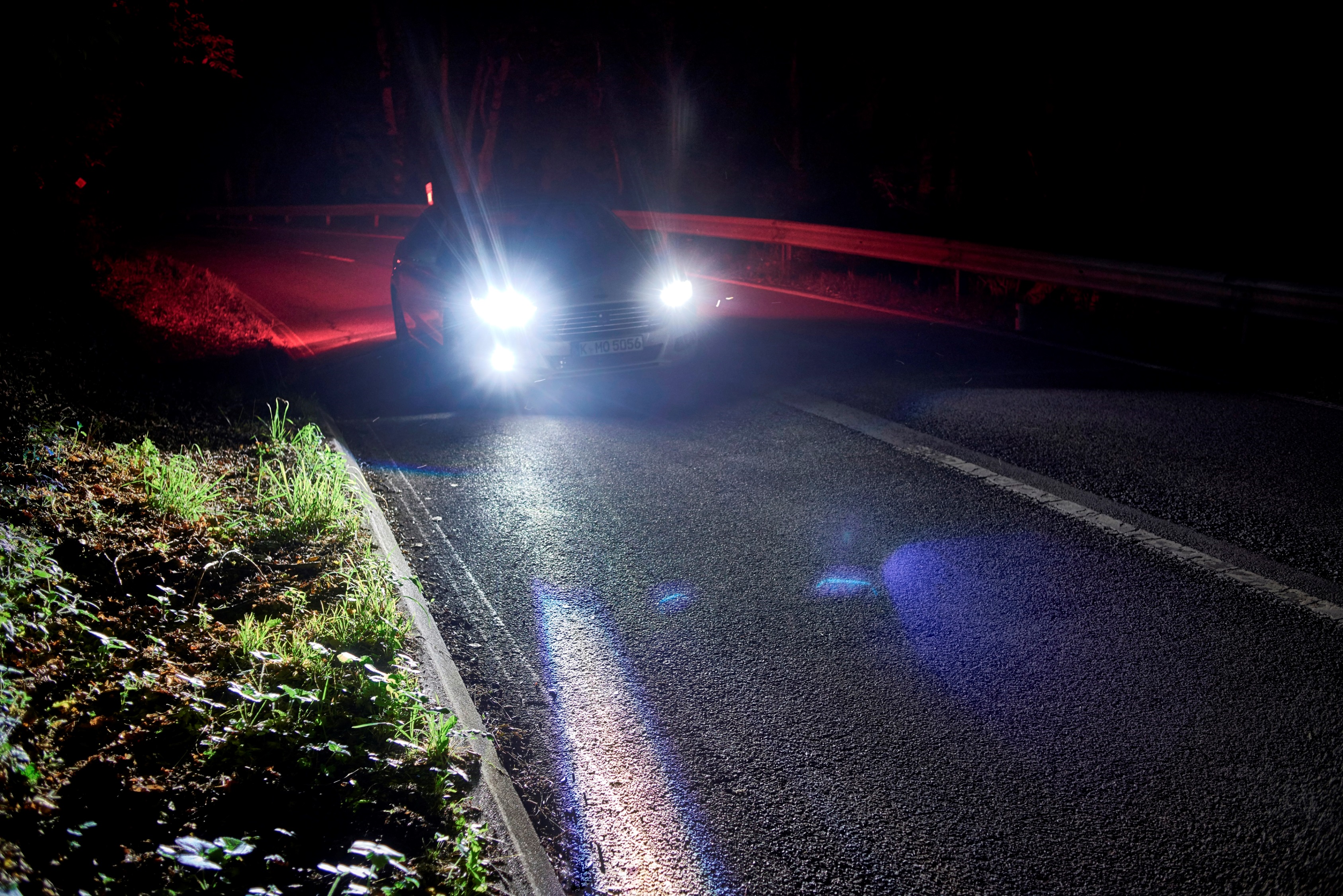 Met behulp van Spotlighting ziet de bestuurder mensen en dieren eerder. Twee ledlampen schijnen belichten het mogelijke gevaar.