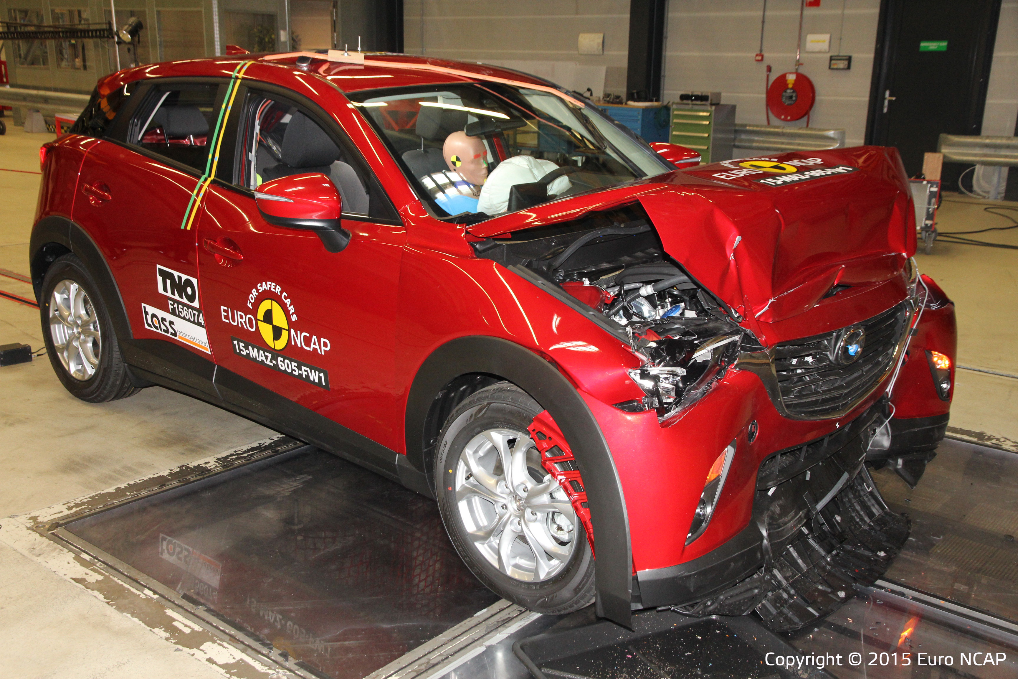 Ondanks spanners en krachtbegrenzers op de gordels achterin vond Euro NCAP daar te hoge borstkas belasting bij de Mazda CX-3 tijdens de botsproef met volle overdekking.