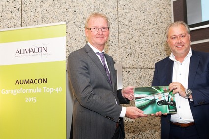 Het eerste exemplaar van de AUMACON Garageformule Top-40 2015 werd in ontvangst genomen door Harold van Gestel formulemanager van CarProf.