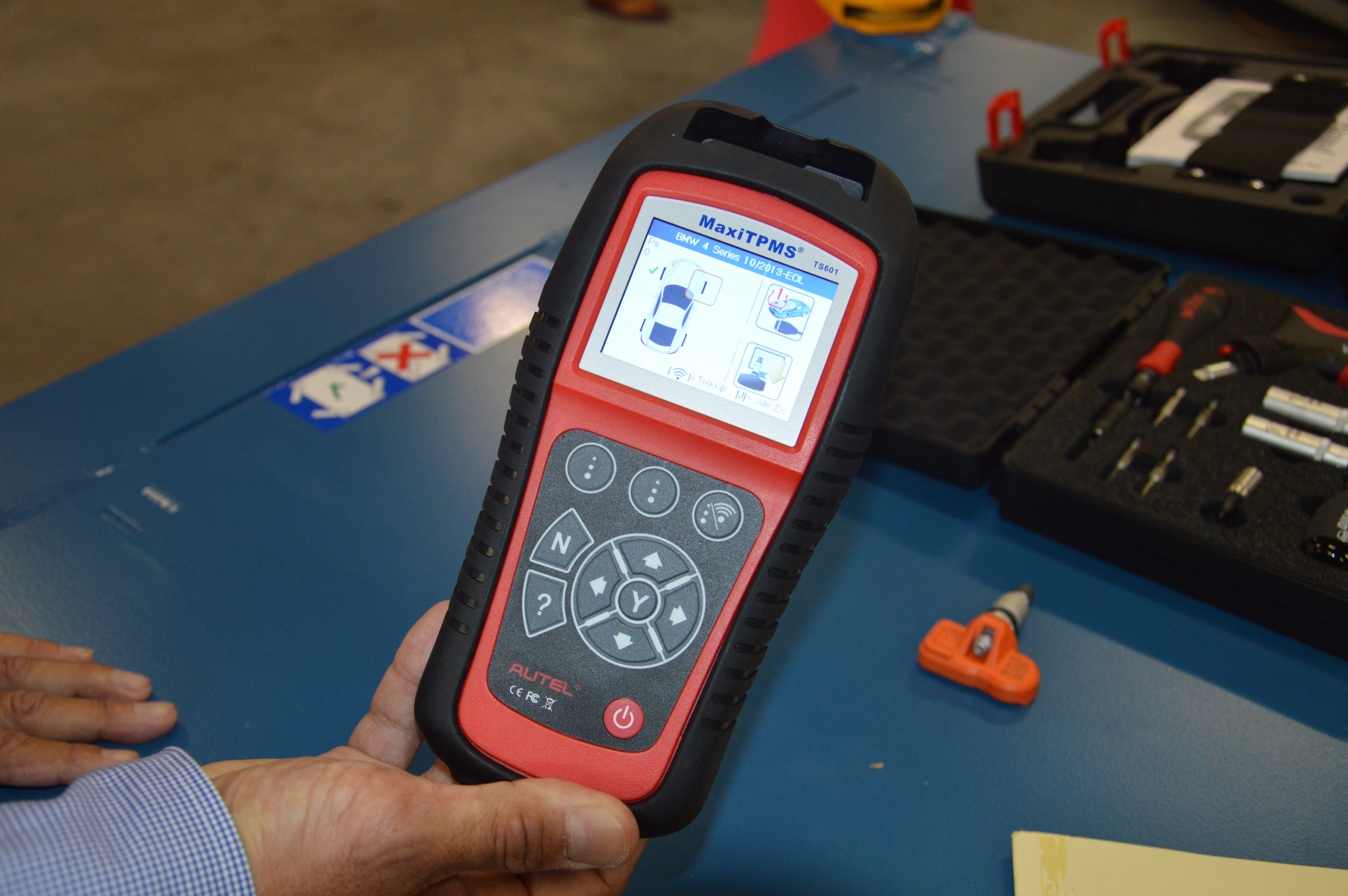 Open dag bij CBX. Demo met Autel TS601 TPMS-tester. Op de achtergrond het Wiha-koffertje voor de juiste aanhaalkoppels.