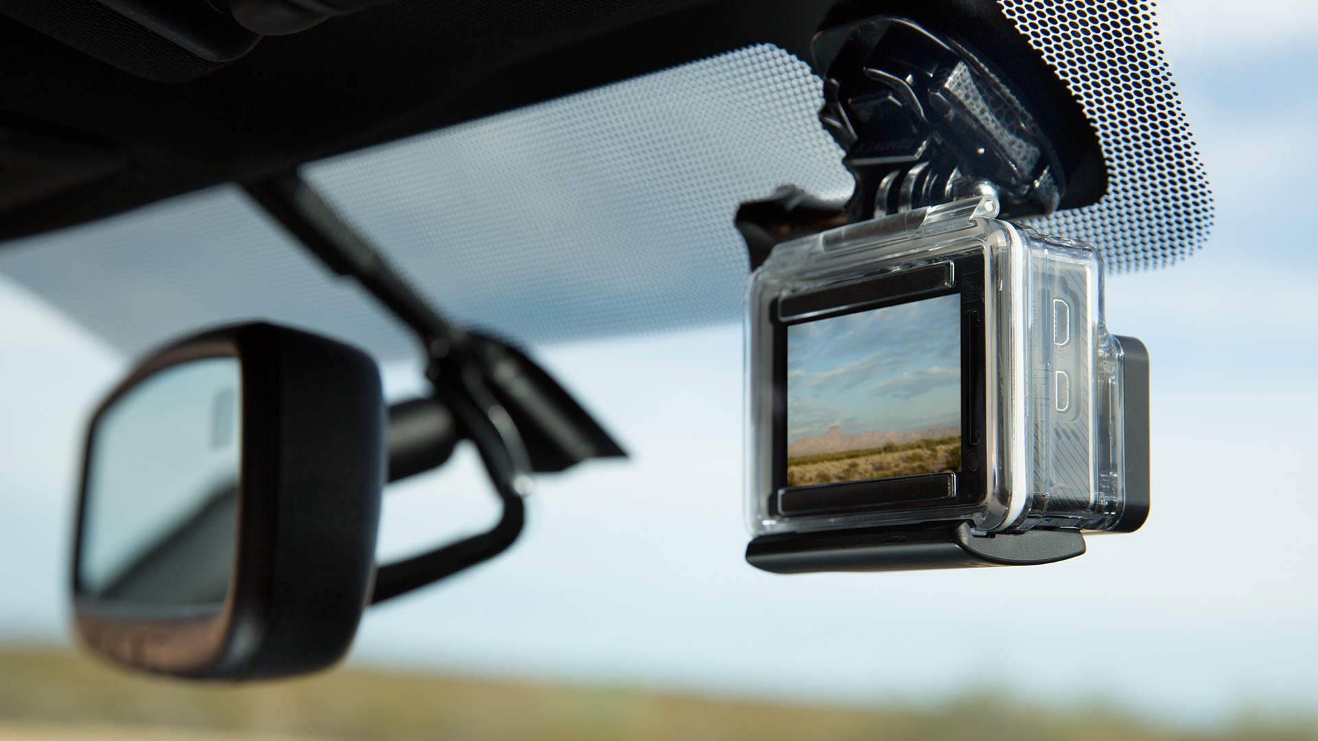 De Toyota Tacoma levert als optie een GoPro-actiecamera mee. Deze camera kan je uitzetten, maar hoe doe je dat met een ingebouwde camera?