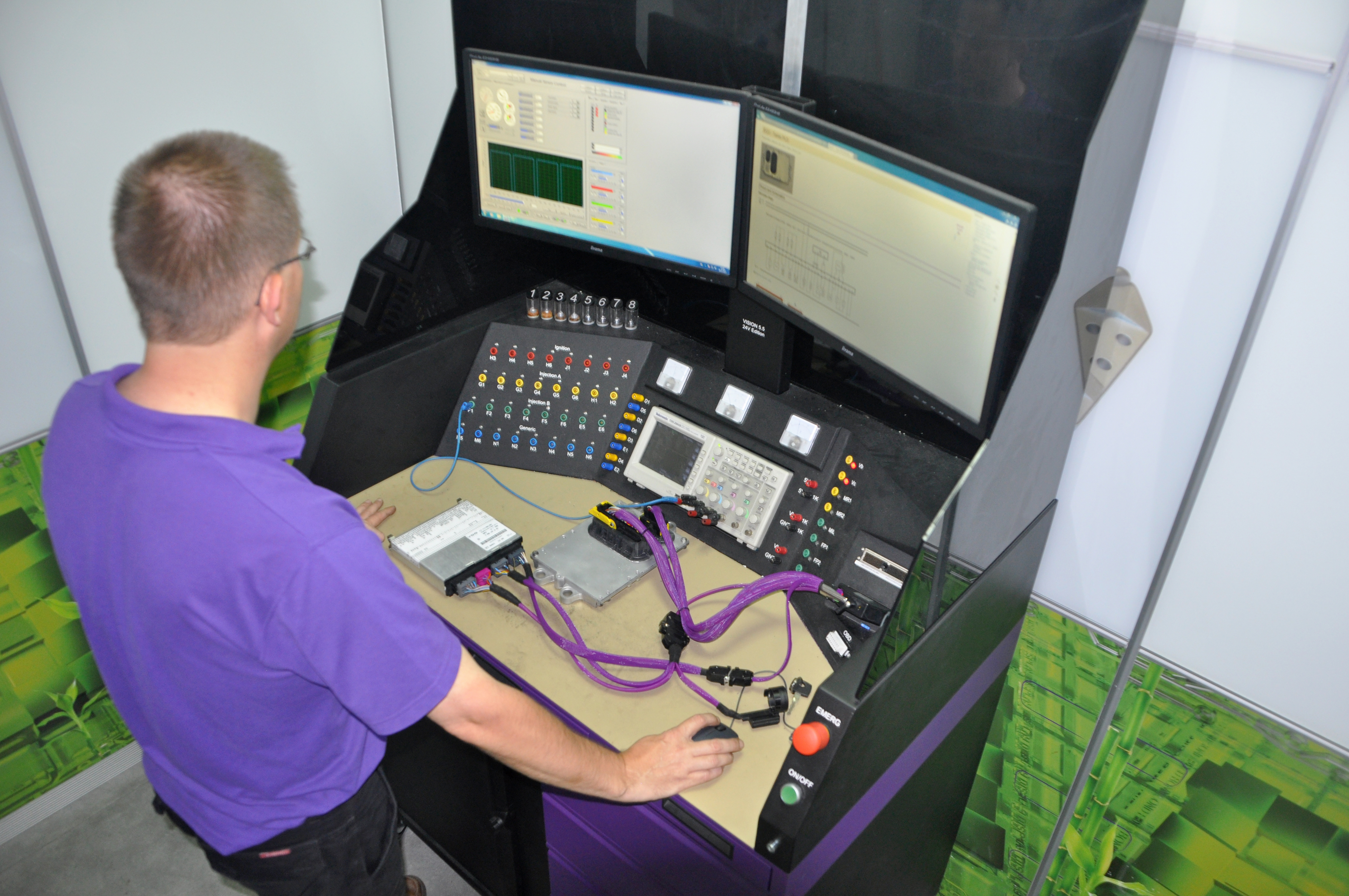 Het Onderzoek & Diagnose-centrum van ACtronics in Almelo is uitgebreid met simulatieplatformen voor 24 Volt om elektrische truckonderdelen te reviseren.