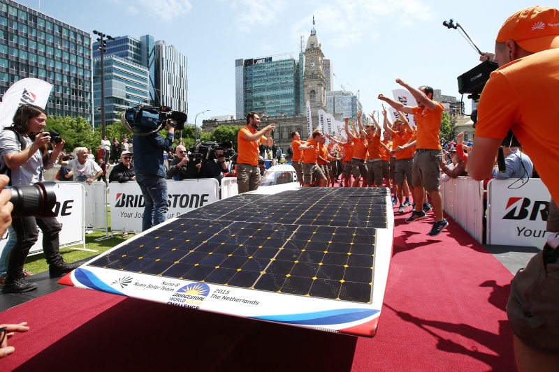Opnieuw de winnaars, het Nuon Solar Team met hun achtste generatie van de Nuna. Niet alleen omdat de concurrentie niet stil zit, ook door verandering van de reglementen moet voor elke Solar Challenge een nieuw voertuig worden ontwikkeld.