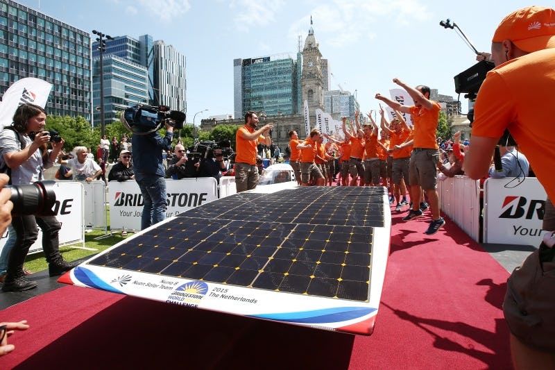 Opnieuw de winnaars, het Nuon Solar Team met hun achtste generatie van de Nuna. Niet alleen omdat de concurrentie niet stil zit, ook door verandering van de reglementen moet voor elke Solar Challenge een nieuw voertuig worden ontwikkeld.