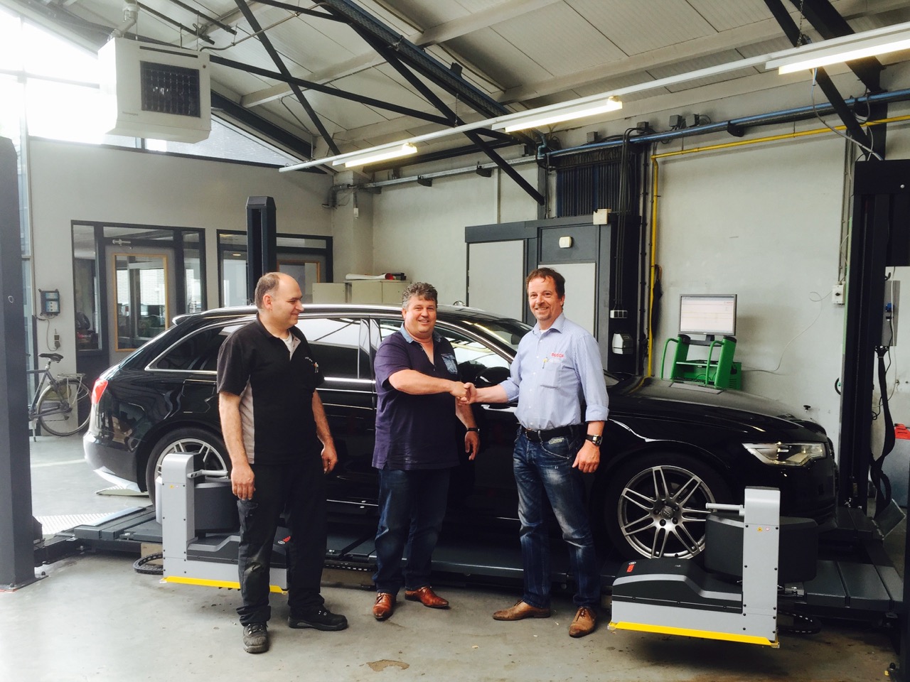 Jack Keizer van Nijboer Blijstra Techniek (rechts) overhandigt de Bosch FWA 9000 aan Gerard Haarhuis (midden) van autobedrijf Auto Haarhuis. 