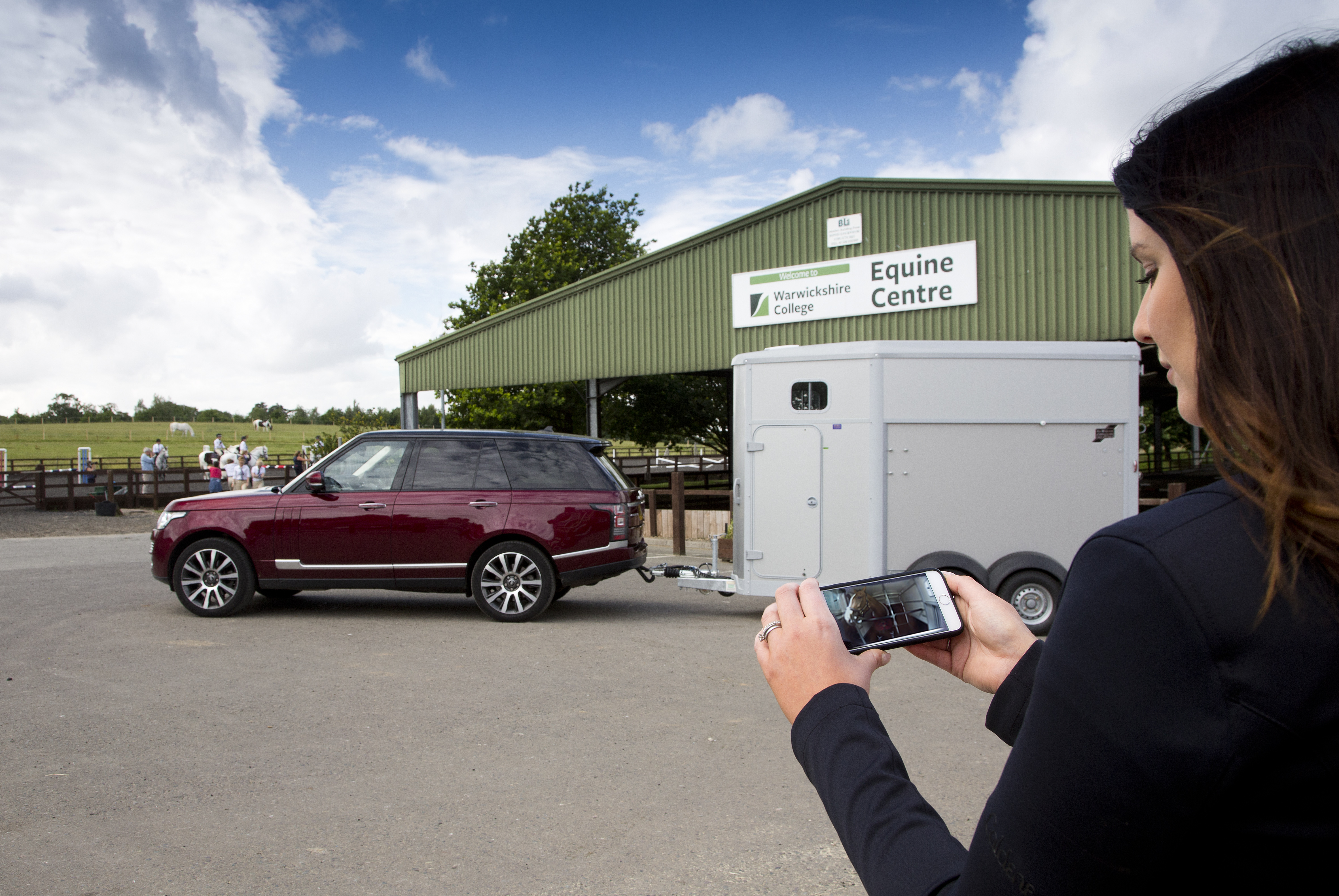 Nog een Land Rover experiment, CargoSense. Een camera met draadloze verbinding achterop je paardentrailer, gekoppeld aan rondom-zicht camera’s op je Range Rover. Dat maakt samen de ‘doorzichtige aanhanger’, de gecombineerde camerabeelden verschijnen in de binnenspiegel.