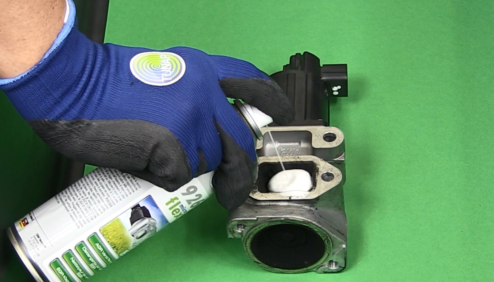 Reiniging van een vervuilde EGR-klep met de XFoam schuimtechnologie