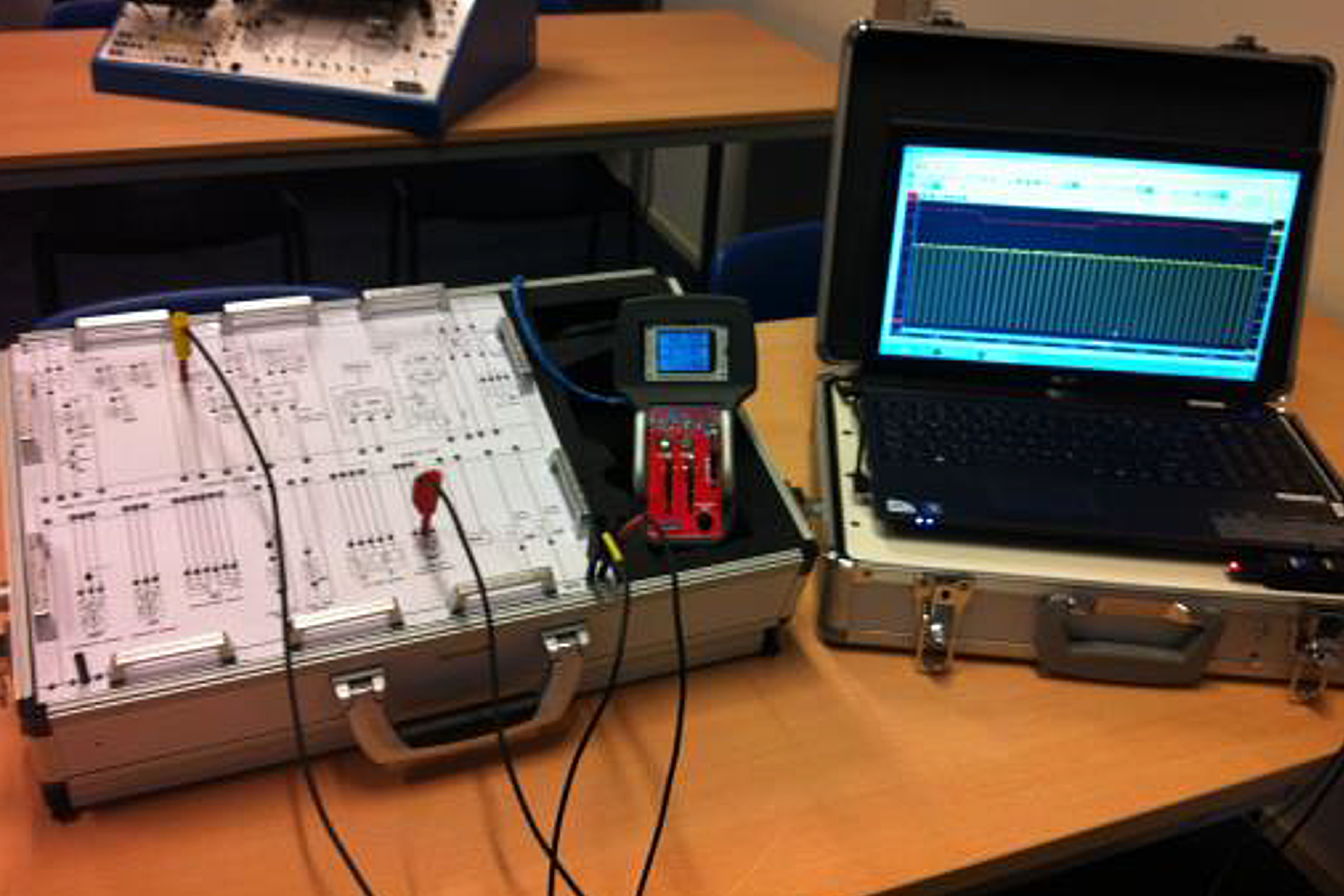 Met de Galileo (links) meet je aan componenten en ECU en worden de storingen softwarematig gestuurd. Het multifunctionele bedieningsconsole (midden) heeft gas/rempedaal, uitlees/diagnosefunctie en storingenselectie. Met de scope (rechts) meet je als op de auto zelf, maar dan tijdens alle bedrijfssituaties.