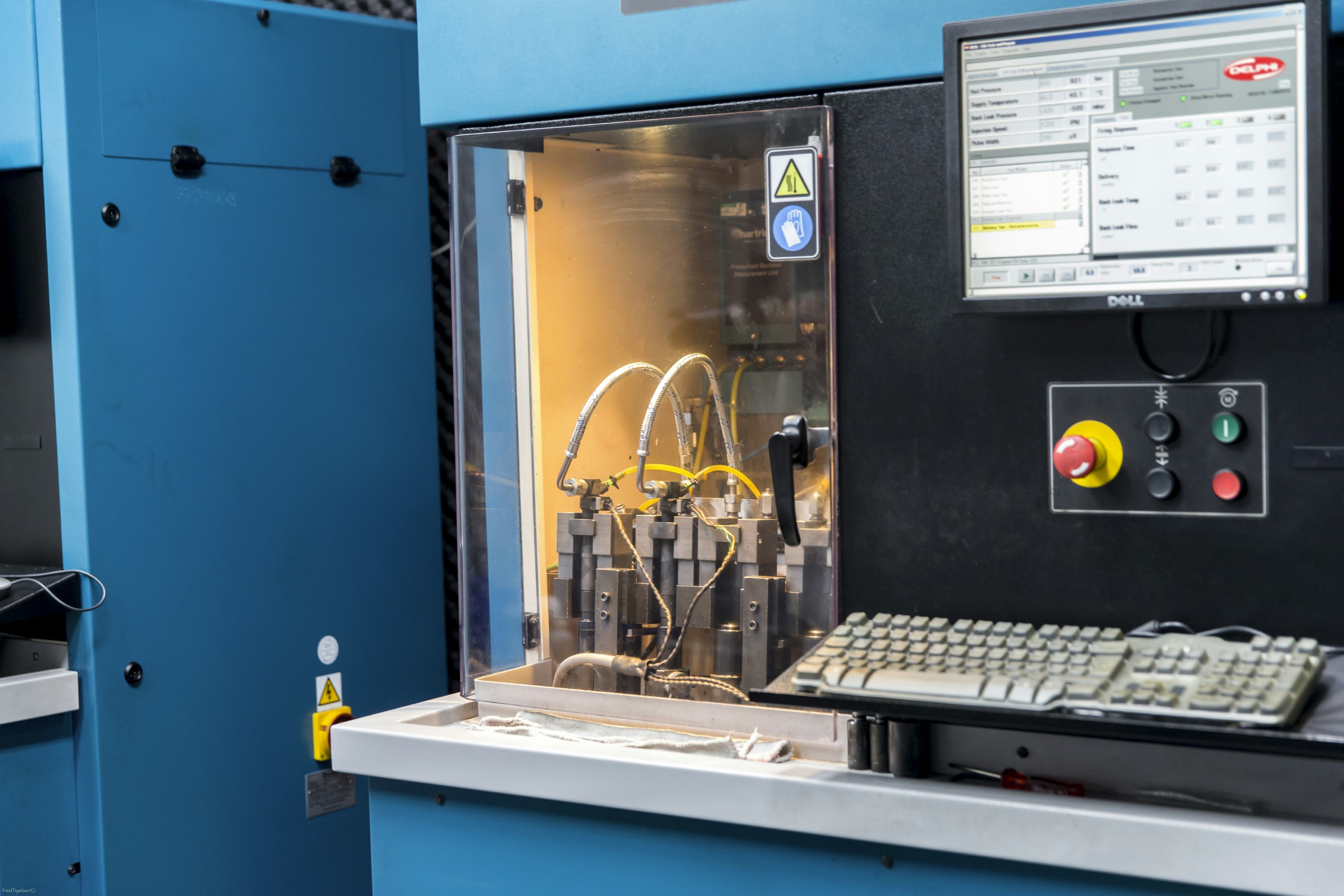 Kies voor originele producten. Diesel Büchli gebruikt een Hartridge-testbank om common rail-injectoren van Delphi te testen. “Er zijn partijen die met namaakproducten en onofficiële testbanken werken. Dan krijg je dan geen nieuwe inleercode”, zegt Hans Gerrits van Diesel Büchli.