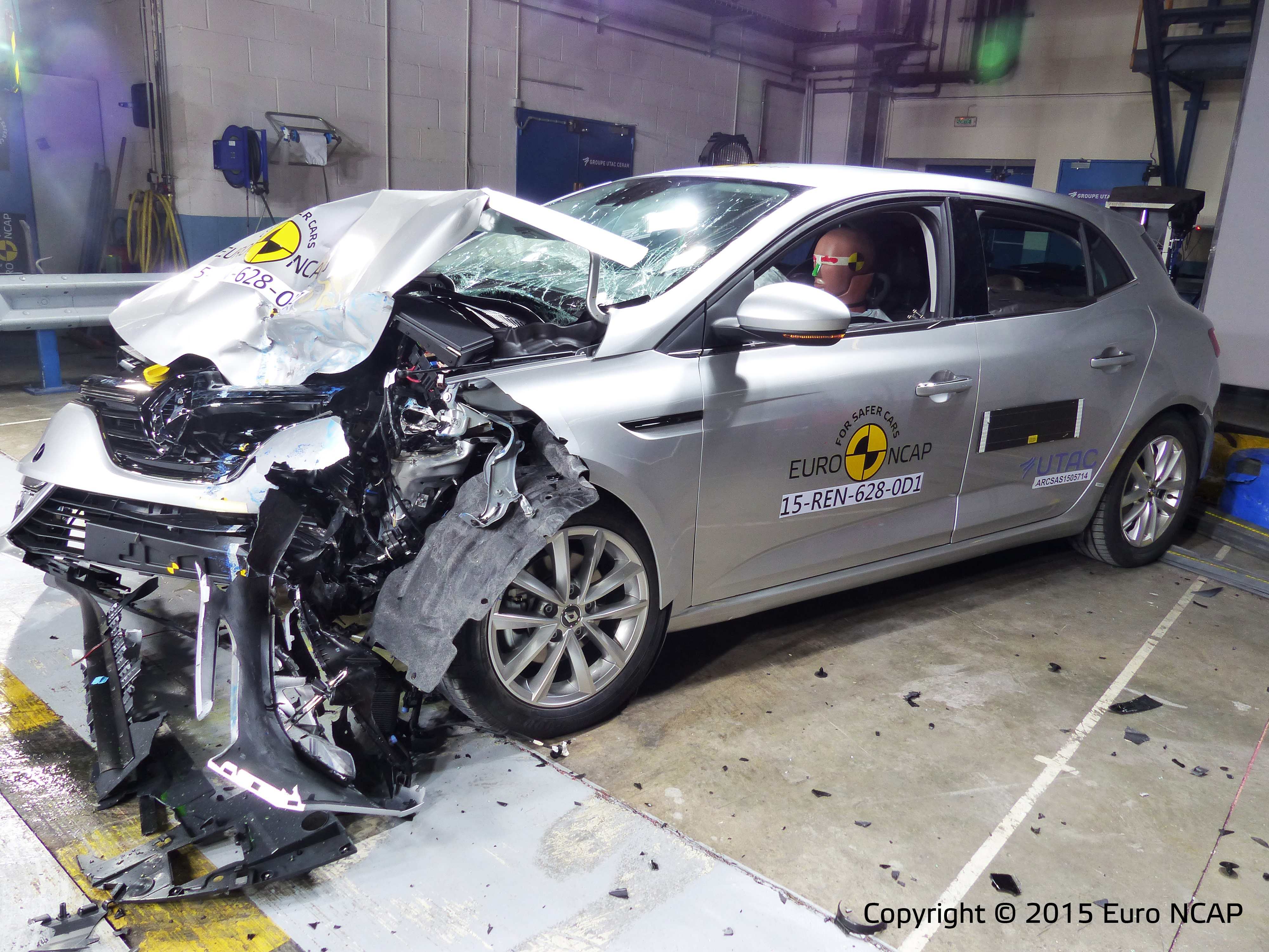 Renault Mégane na de botsproef met halve overdekking tegen een vervormbare barrière. Merk op dat de voorschermen van kunststof zijn, een deel breekt weg. Zo ook bij de Renault Talisman.