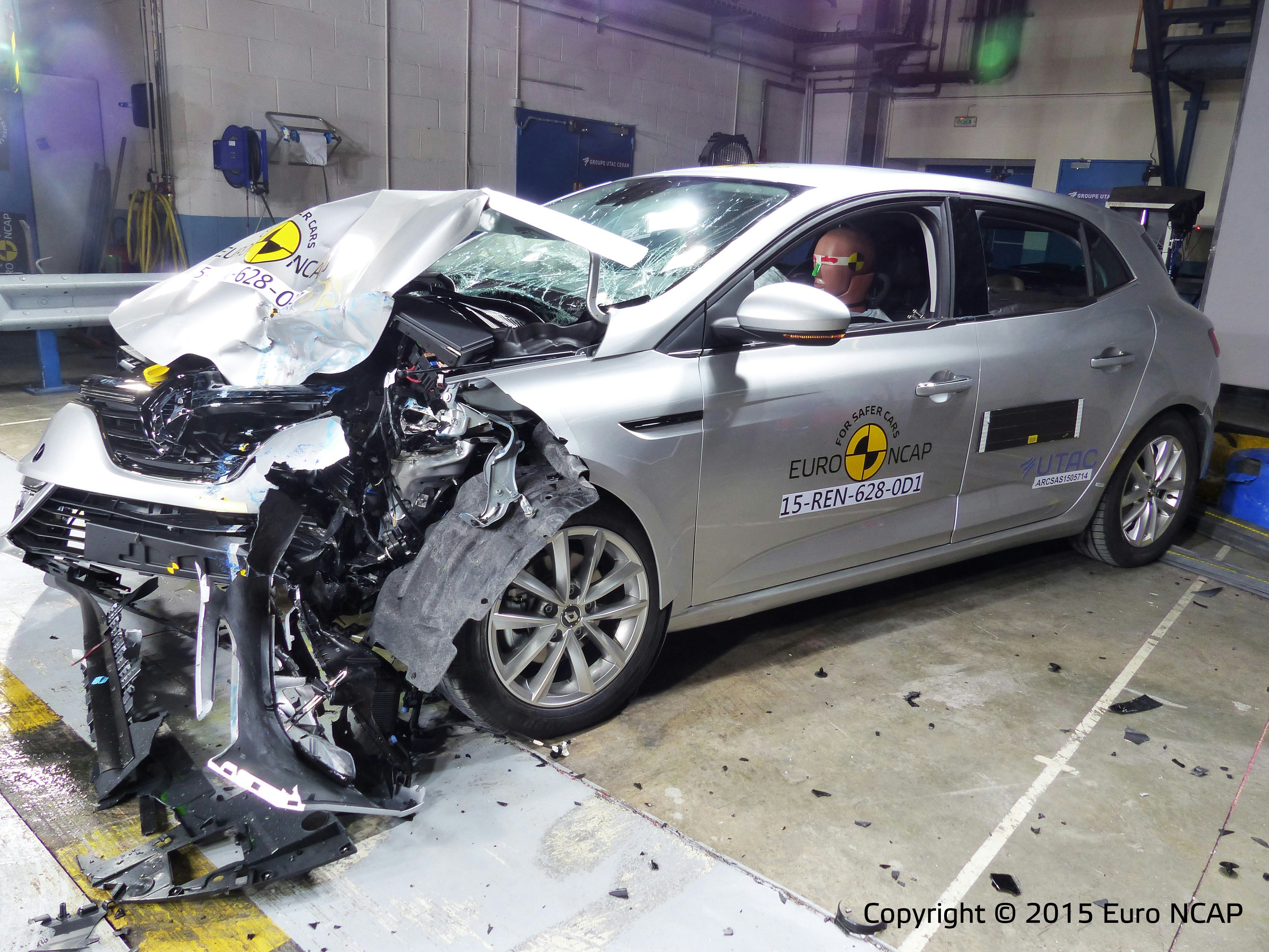 Renault Mégane na de botsproef met halve overdekking tegen een vervormbare barrière. Merk op dat de voorschermen van kunststof zijn, een deel breekt weg. Zo ook bij de Renault Talisman.