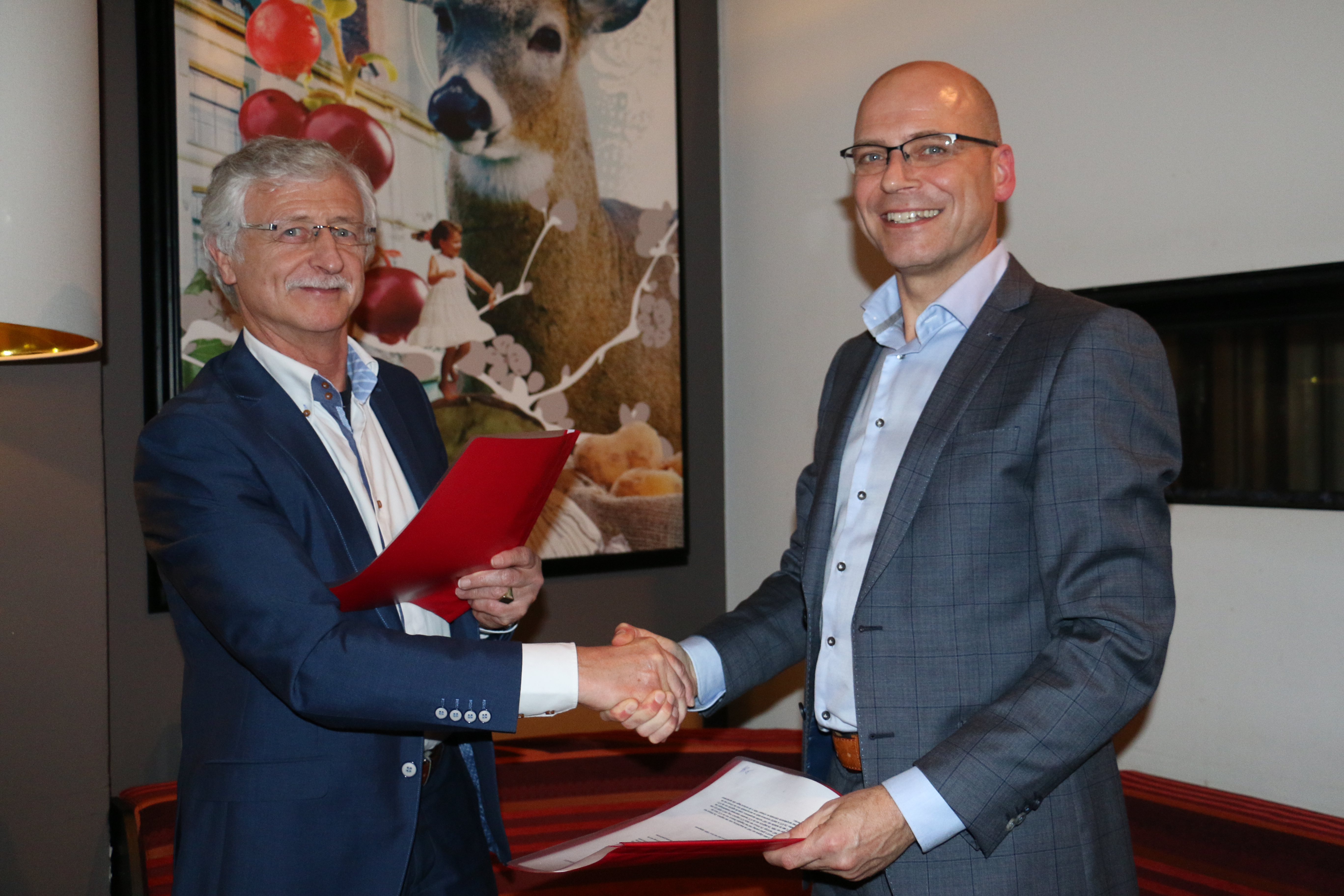 Wim Donkervoort, voorzitter van ATC, en Geert van den Bosch van Vakmedianet, uitgever van AMT, schudden elkaar de hand na het ondertekenen van de vernieuwde ‘huwelijksverklaring’. Alle ATC-leden zijn de komende jaren verzekerd van het ontvangen van AMT.