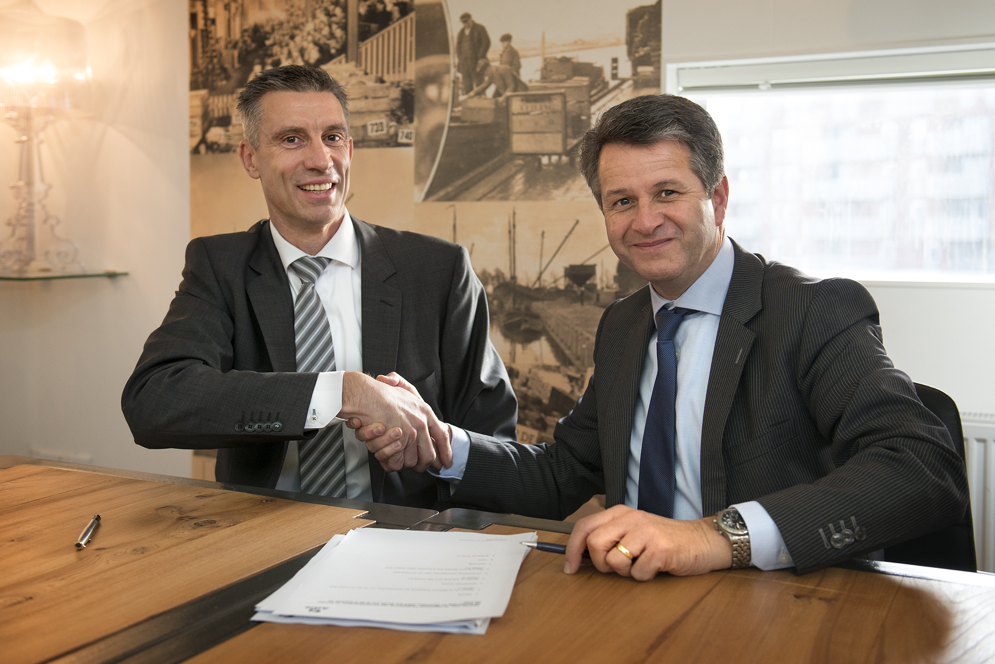 Olaf de Bruijn namens ARN (L) en Arie de Jong namens Rai tekenen een (verlenging van een) overeenkomst.
