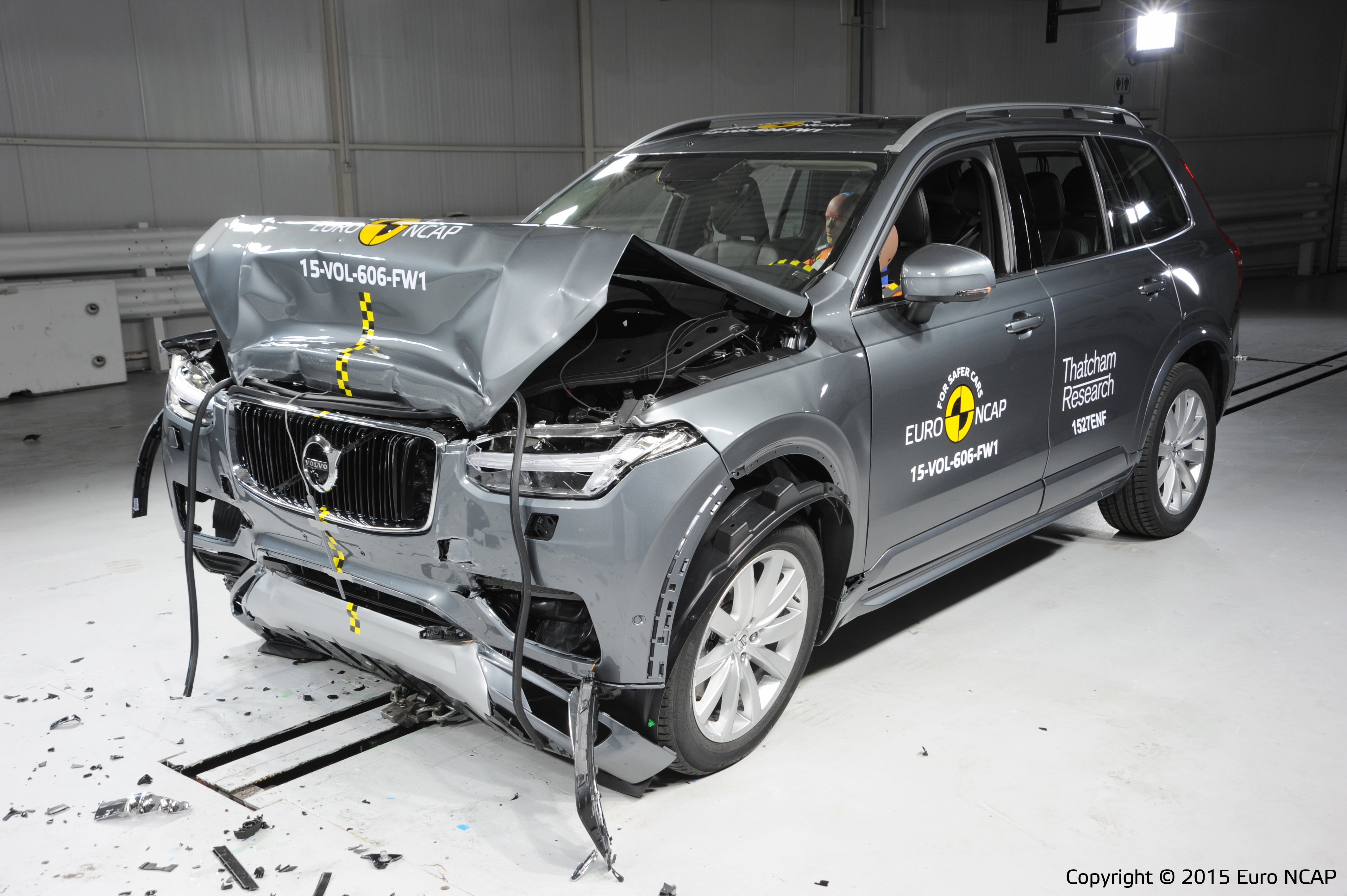De AEB van de XC90 herkent voetgangers feilloos, maar verdient daarvoor nog geen punten. Als een voetganger wordt aangereden veroorzaakt de motorkap letsel aan de heup.