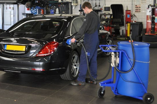 De afgiftesnelheid is instelbaar (5, 7,5 en 10 liter per minuut) en het tankpistool slaat automatisch af wanneer de tank gevuld is.