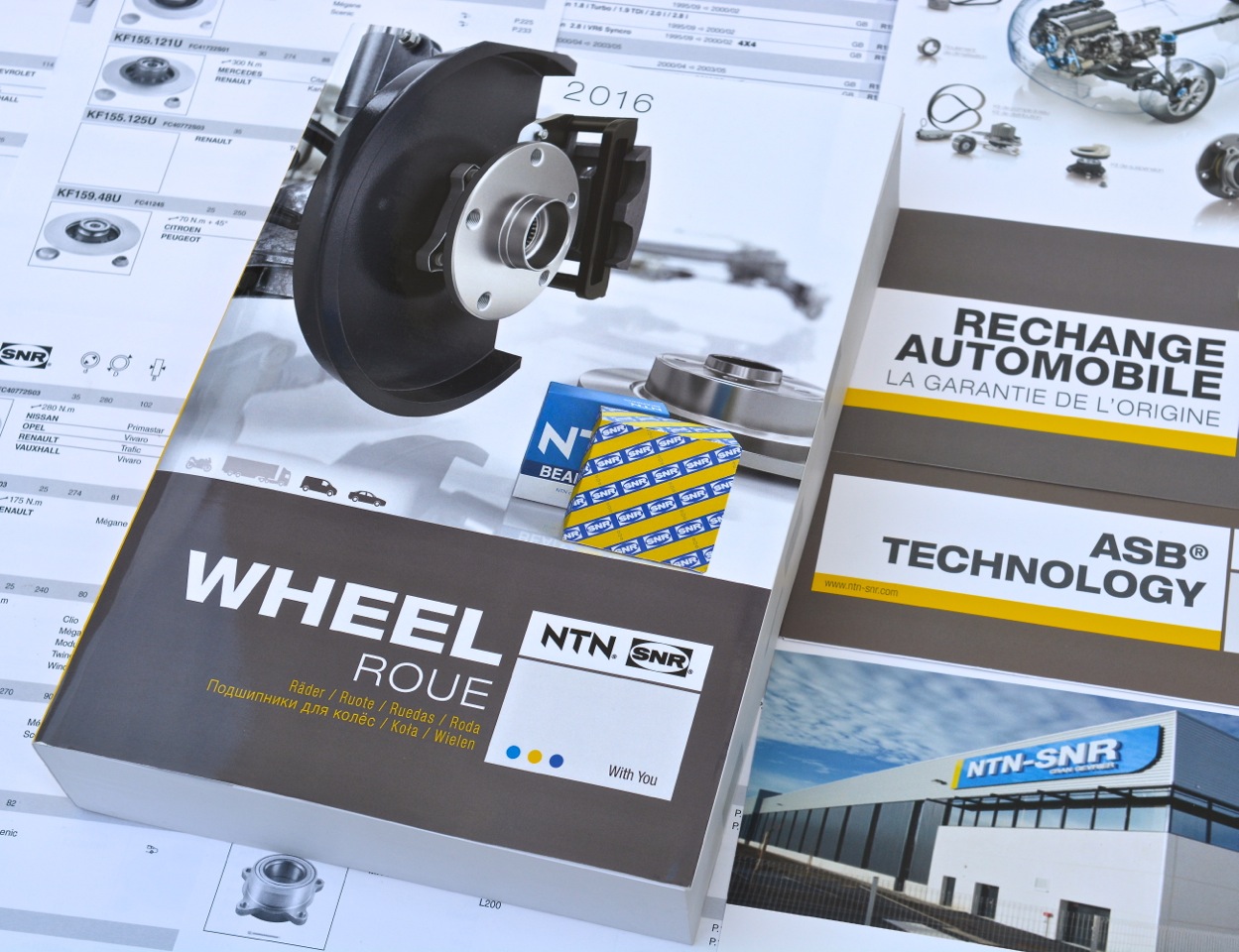 De 880 pagina's tellende catalogus is geheel gewijd aan wiellagers en wiellagerkits