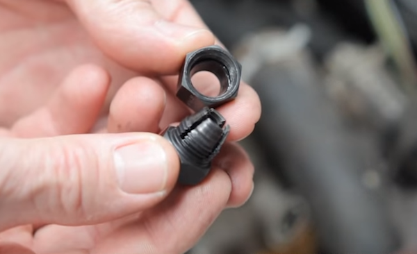 Van de twee geharde roestvrijstalen adapters (moeren) is er een gespleten span bus met inkepingen en een taps toelopende kraag; maximale grip op het tapeind.