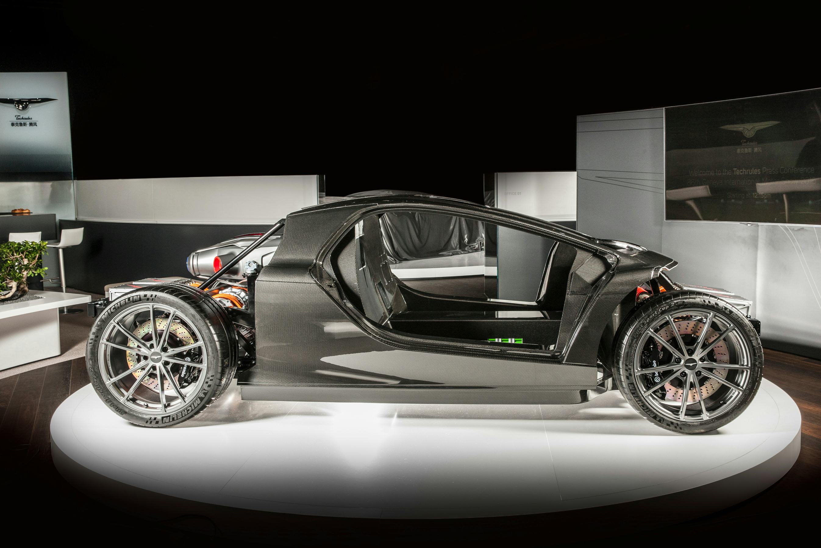 Hoe zit de Techrules in elkaar? Een cabine van koolstofvezel composiet, met voor- en achterop buizenframes voor wielophanging en aandrijflijn. De hele auto weegt maar 1380 kg.