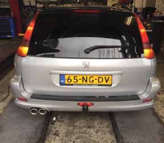 Duidelijk, de trekhaak schermt minder dan 25% van het mistachterlicht af. Maar wat klopt er hier niet?