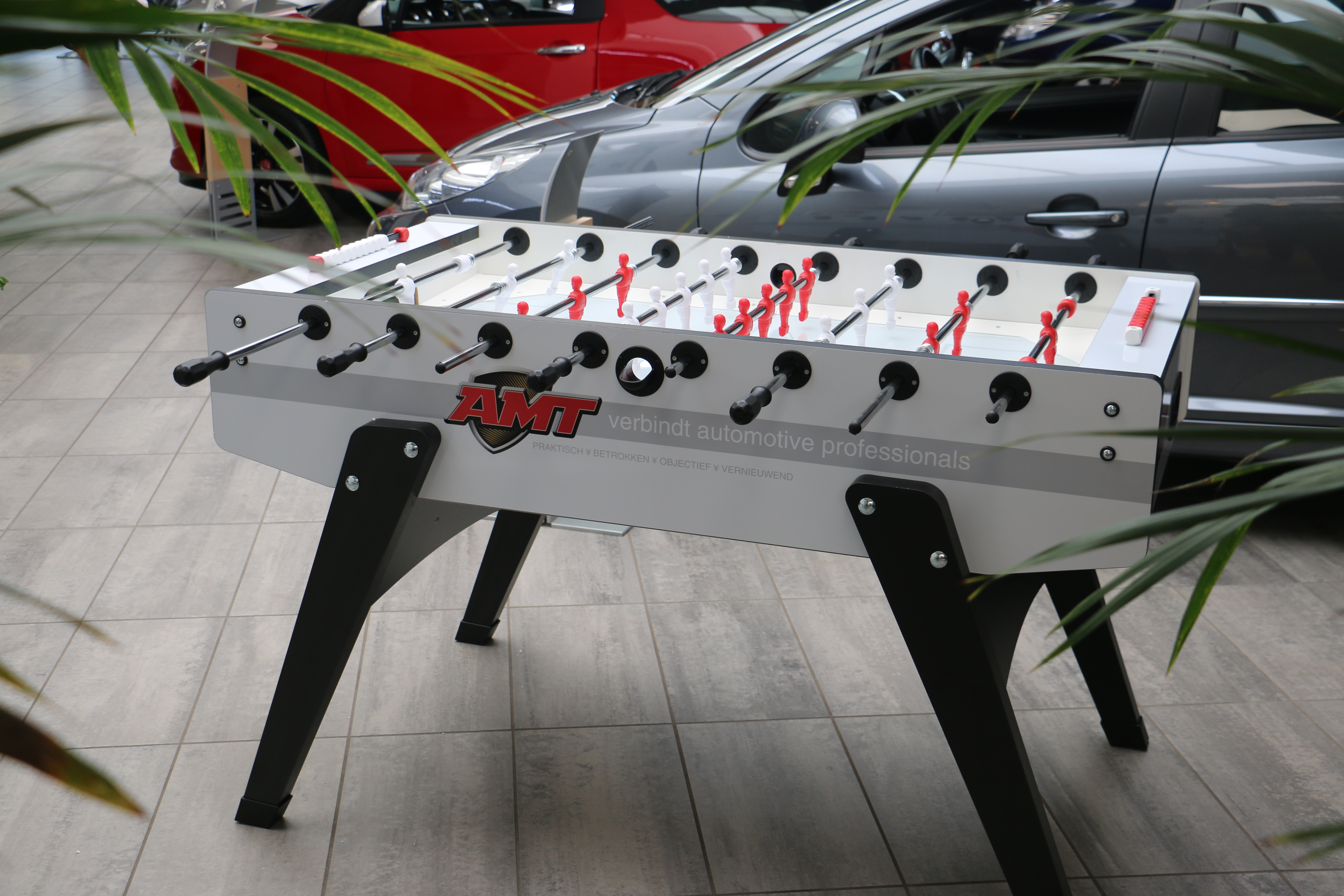 Wie jarig is trakteert, AMT-abonnees maakten onder meer kans op deze AMT-voetbaltafel.