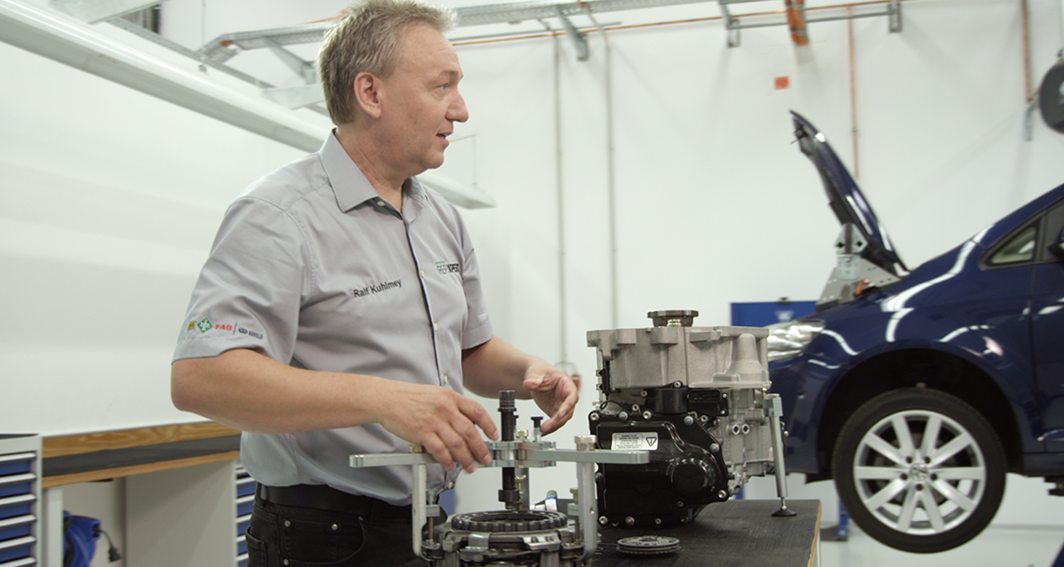 Schaeffler Automotive Aftermarket biedt in samenwerking met EDUCAM extra opleidingen aan over de droge dubbele koppeling LuK RepSet 2CT.