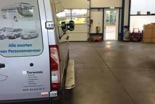 APK goed- of afkeur, deze treeplank? Eenvoudige vraag, complex antwoord. <a href="http://www.amt.nl/werkplaats-onderhoud/nieuws/2016/04/hoe-ver-mag-een-treeplank-uitsteken-voor-de-apk-10149411">Lees het antwoord hier.</a> 