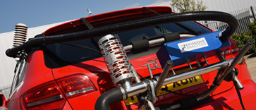 De uitlaat van het testvoertuig wordt lekvrij aangesloten op twee meetapparaten: een gasanalysemachine en een deeltjesteller. 