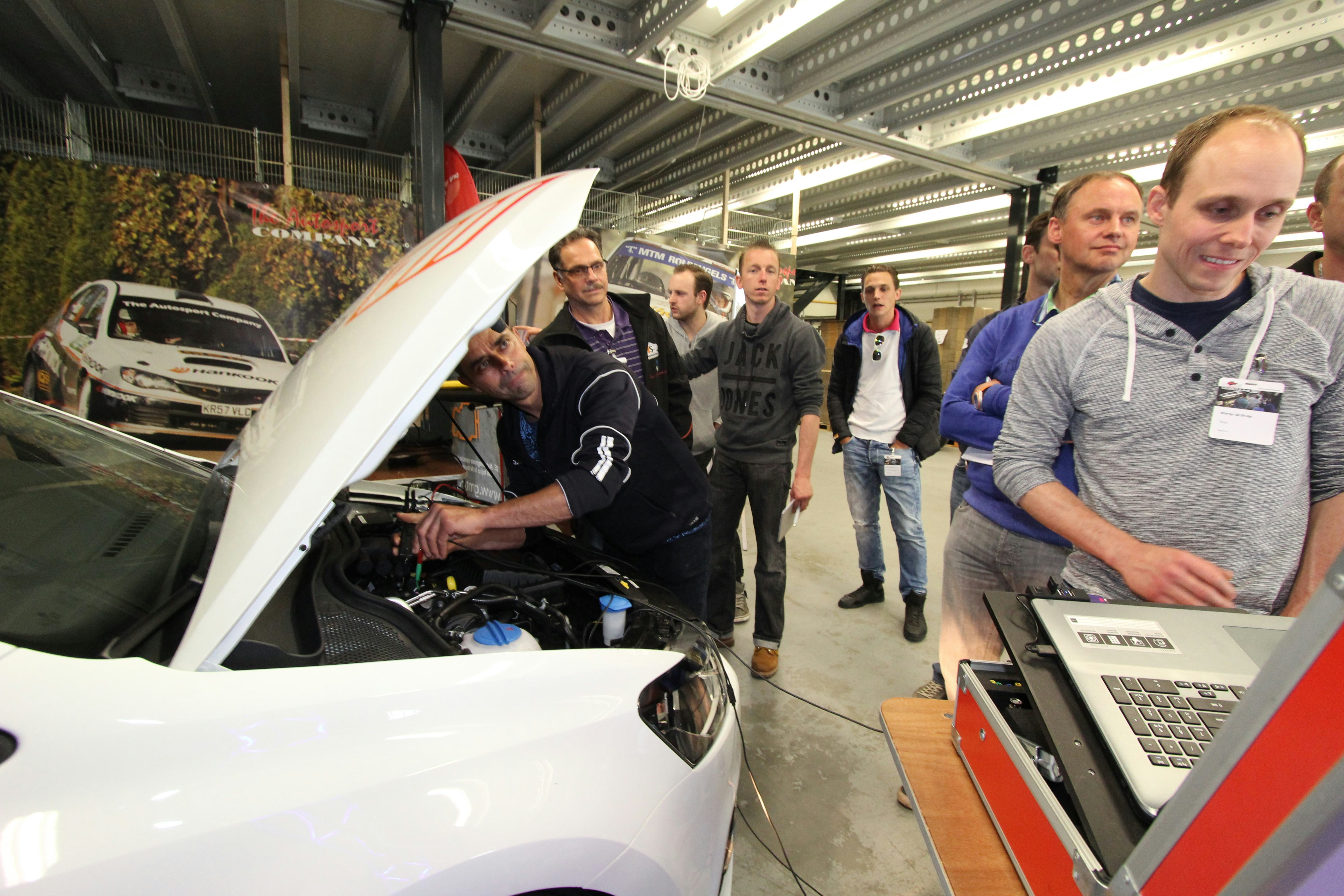 Tachtig autotechnici volgden tien praktische workshops op AMT Diagnose Boot Camp. Bekijk de videoterugblik en wellicht zien je volgend jaar?