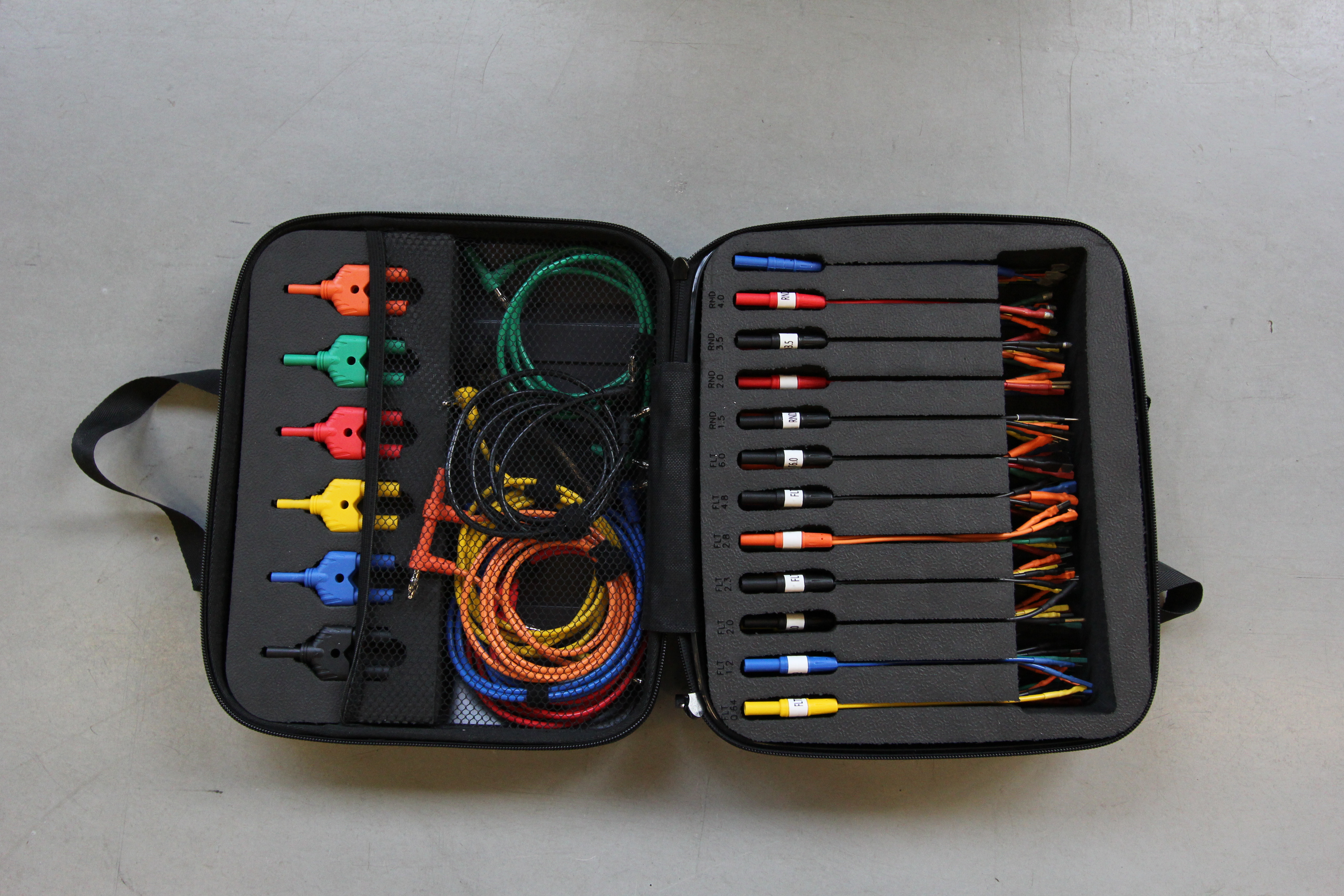 De set bevat 12 verschillende maten pennen, zowel rond als plat.