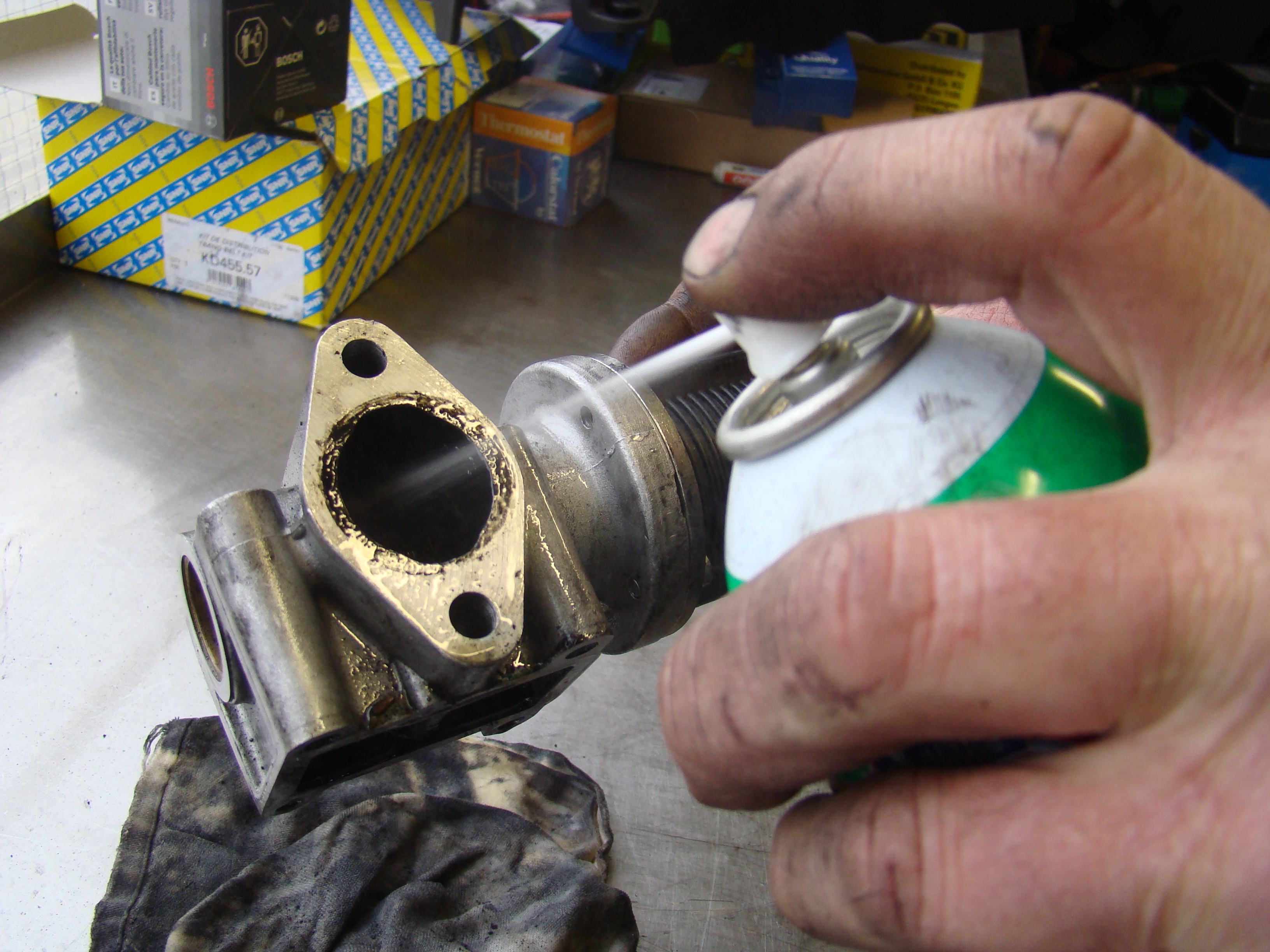 Een klein beetje vloeistof op de afdichting van de EGR-klep bracht aan het licht dat het onderdeel niet goed afsloot waardoor het mengsel bij stationair te weinig zuurstof bevatte.