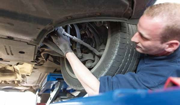 Bart de Tombe van APK-Oké wil zakelijk geen minimumtarief, maar als hij vanuit de consument redeneert? “Zet die prijs alsjeblieft vast en ga naar één vastgesteld tarief.”