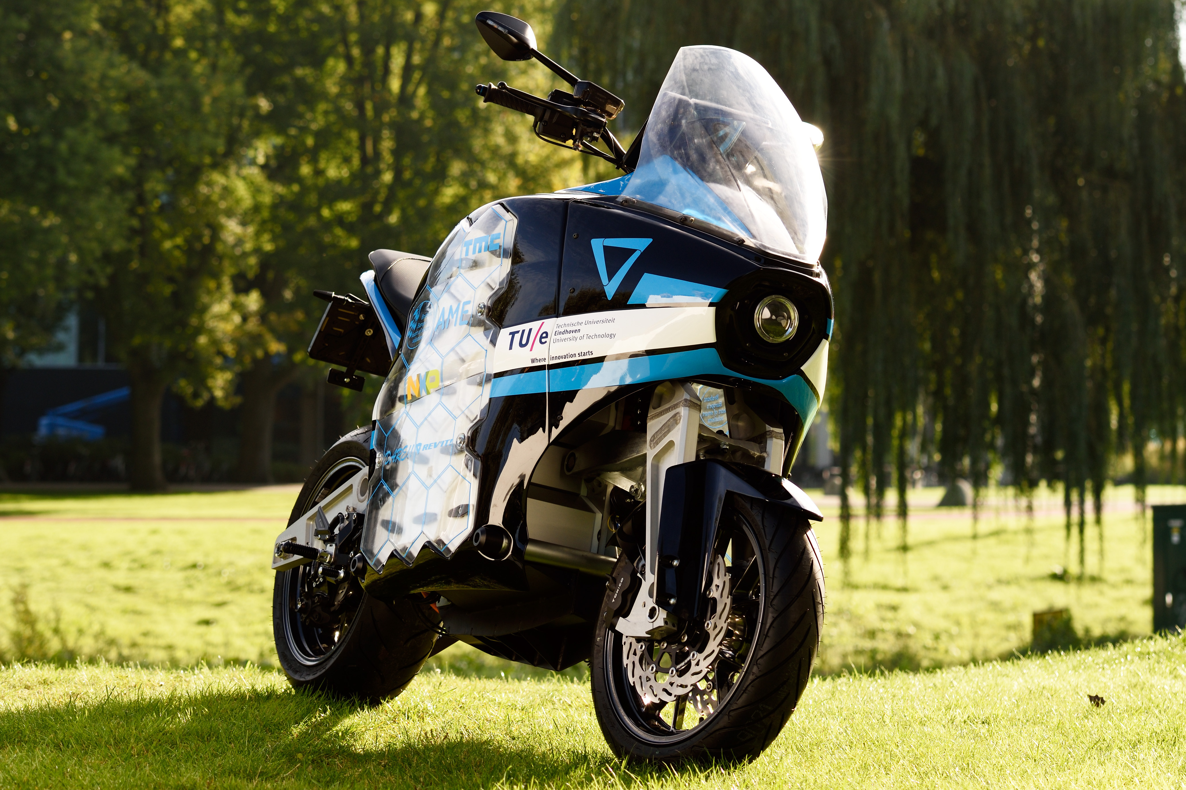 De studenten van de TU Eindhoven reizen vandaag naar Turkmenistan met hun elektrische tourmotor Storm.
foto: Bart van Overbeeke
