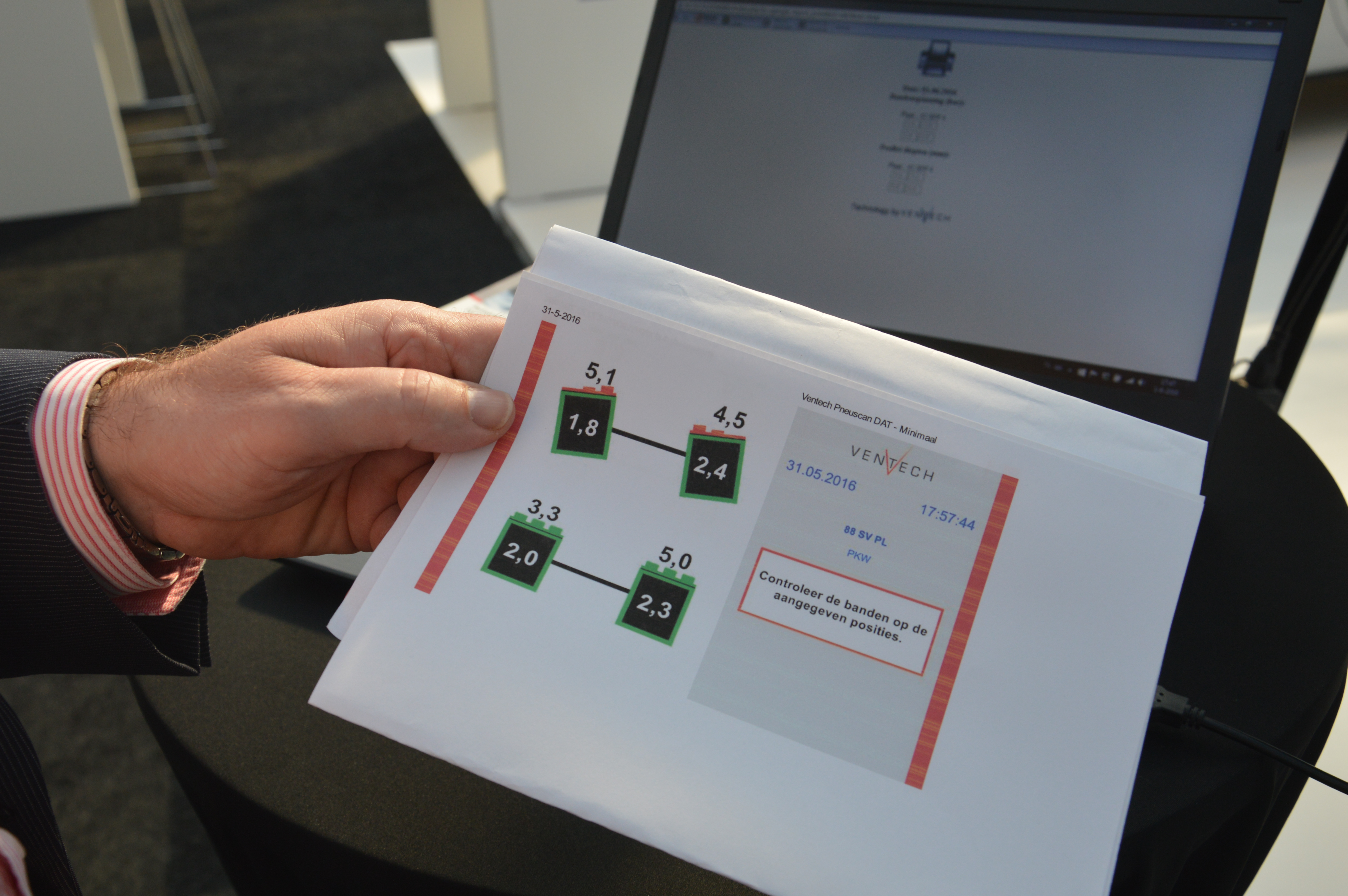 Ventech Pneuscan meet de bandenspanning en profieldieptes van elk voertuig dat eroverheen rijdt. Zo krijg je direct een indruk van de banden.