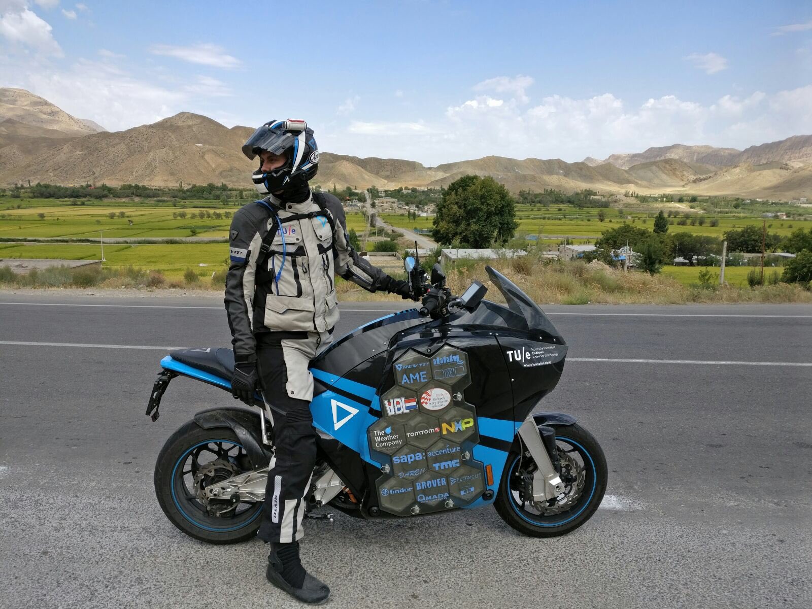 De studenten van de TU Eindhoven reizen vandaag naar Turkmenistan met hun elektrische tourmotor Storm.
