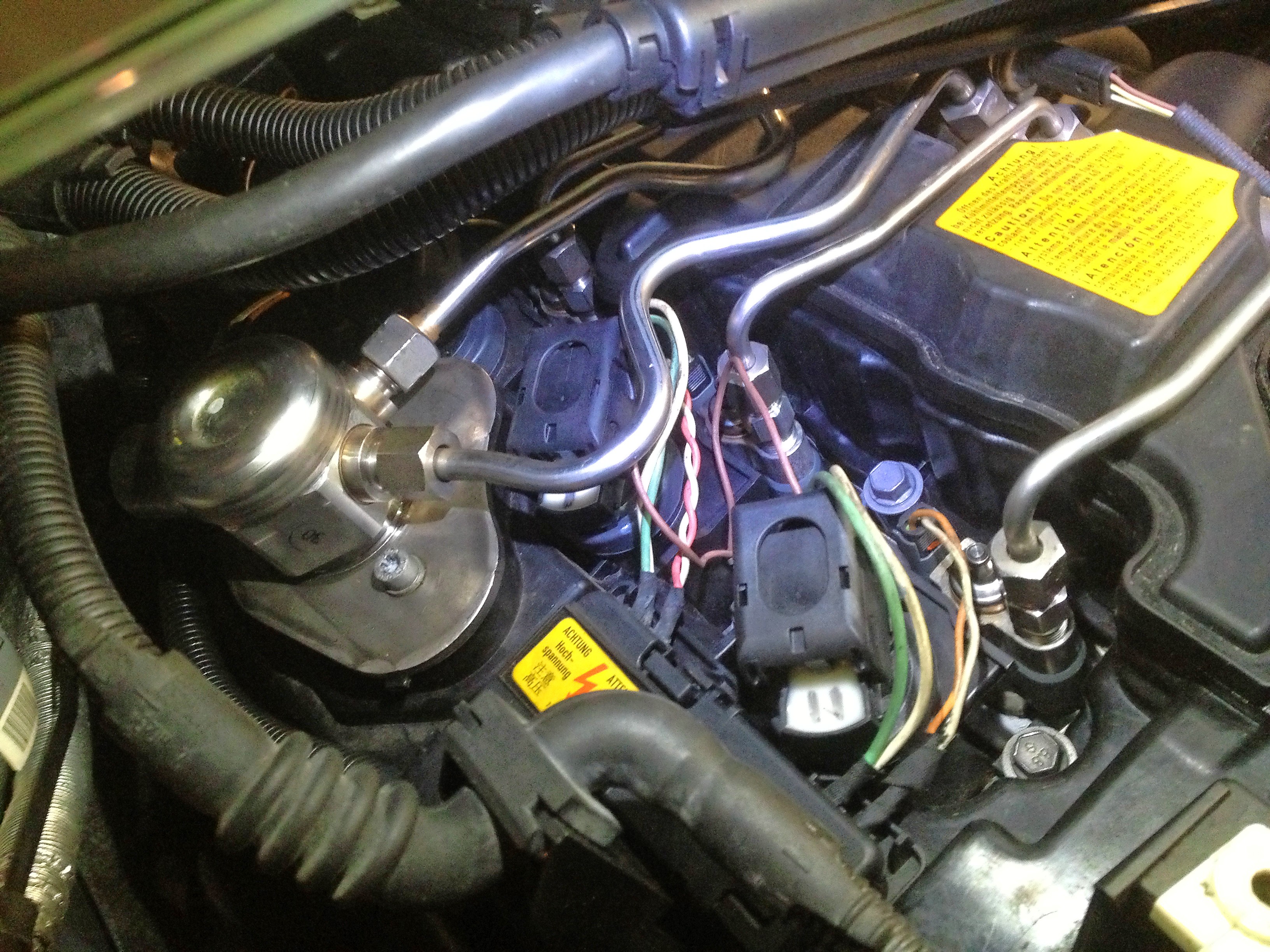 De injector- en bobine-opstelling bij deze BMW-motor.