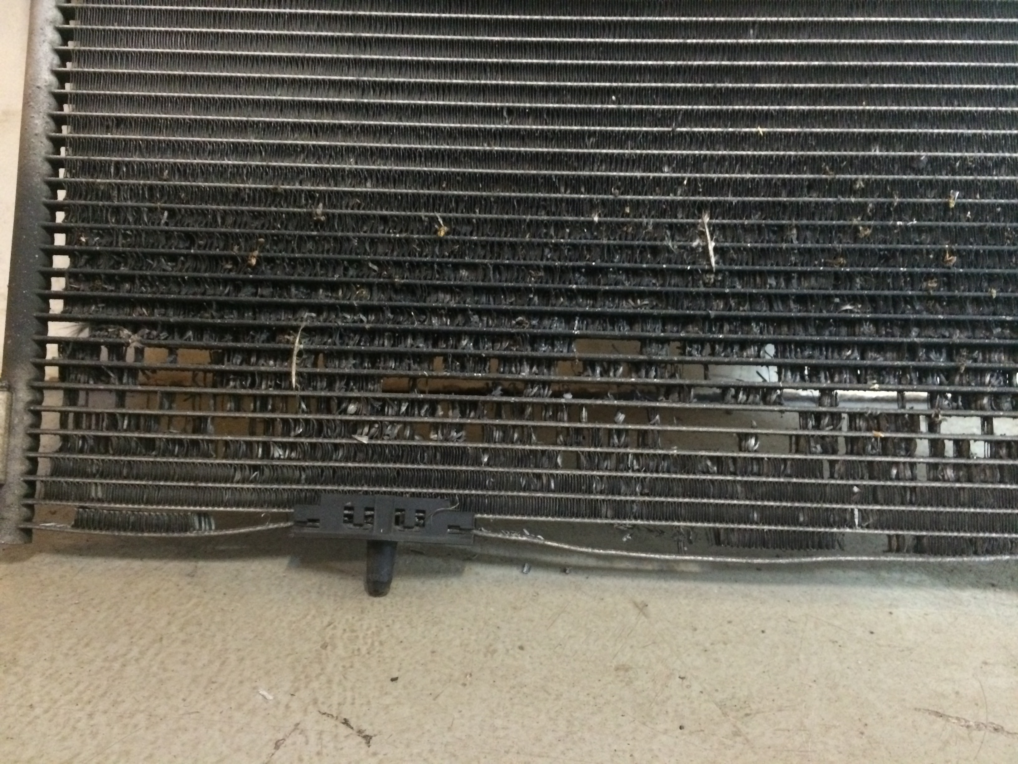 Het is warm in de auto, toch staat de airco aan. Dit is de boosdoener. (Foto: ACW Wageningen)