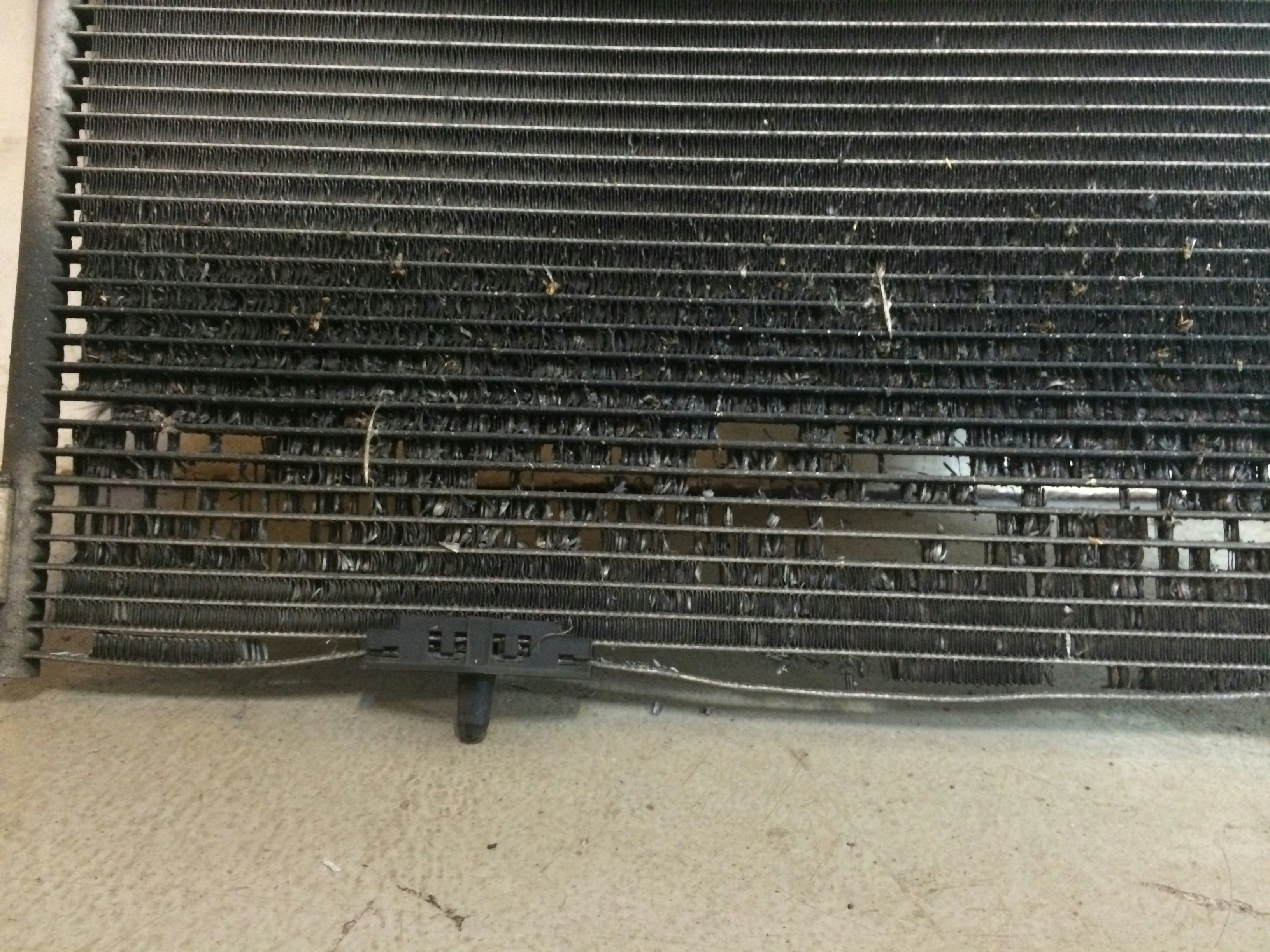 Het is warm in de auto, toch staat de airco aan. Dit is de boosdoener. (Foto: ACW Wageningen)